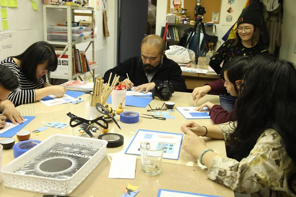Landyn Pan, He, Dominic Wong, Clara Lu, Huiying Chan, and Emily Mock (left to right) practice using blade knives and Chinese scissors during a W.O.W. Shadow Puppet Theater workshop. Image credit: Benjamin Lundberg Torres Sánchez // 標題:Landyn Pan, He, Dominic Wong, Clara Lu, Huiying Chan, and Emily Mock (從左到右)在『皮影戲院』作坊上練習採用手工刀和古式剪刀 Benjamin Lundberg Torres Sánchez攝