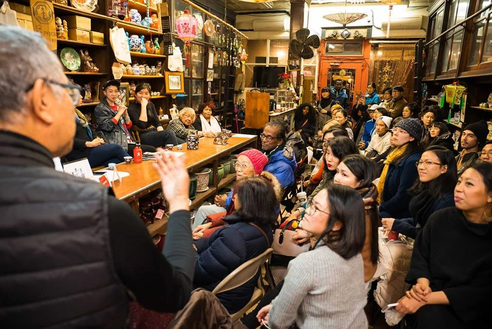 Rocky Chin speaks to the audience of the Sweeping Away Evil Panel on January 25, 2018, featuring panelists Donna Mah, Jes Tom, Melanie Wang, Muriel Miguel, and Fay Bonas and moderated by 店面 Storefront Artist-in-Residence Emily Mock. Image credit: Eric Jenkins-Sahlin // 標題:Rocky Chin在 2018年1月25日的『掃除邪惡小組對談』面對觀眾發言。小組對談嘉賓由於Donna Mah, Jes Tom, Melanie Wang, Muriel Miguel, Fay Bonas,與『店面駐地項目藝術家』主持人Emily Mock。Eric Jenkins-Sahlin攝