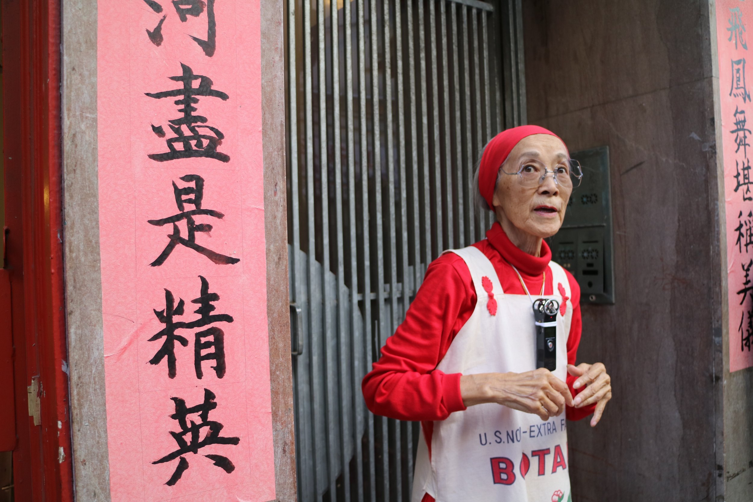Dorothy Quock在小巷里分享往年的记忆,Mei Lum摄影