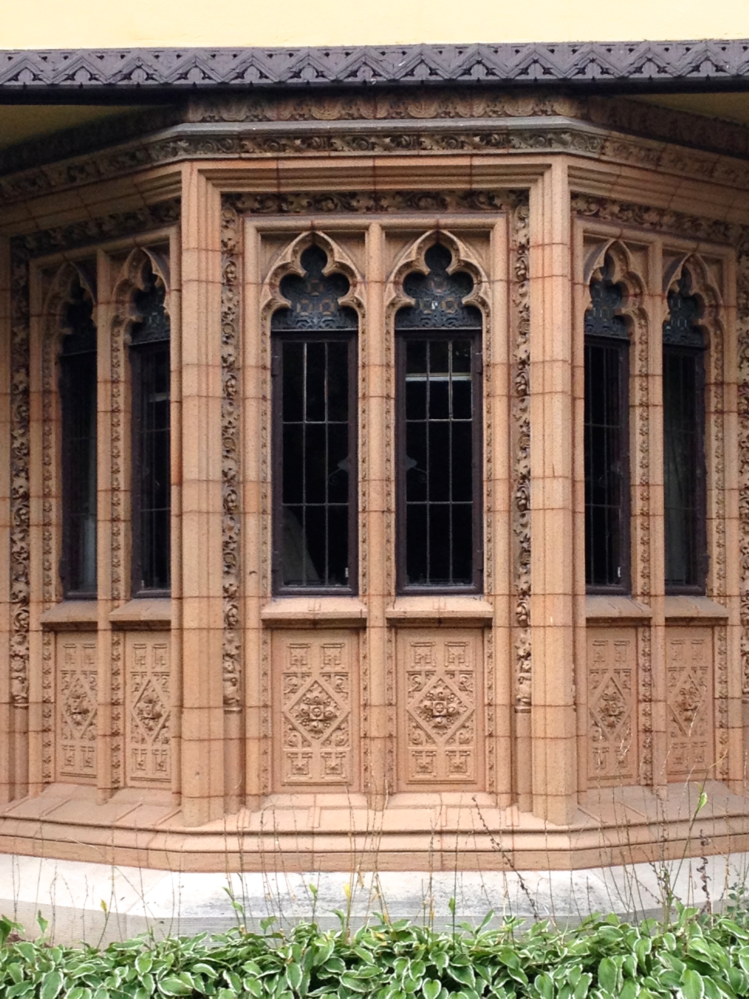 Never thought I'd see gothic arch windows on a Frank House. But he did it!
