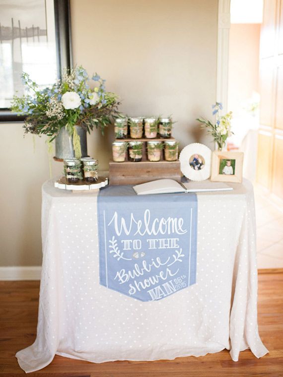 Here's a great idea of using a runner (either fabric or kraft paper) as an entry sign like seen here on 100 Layer Cake-let .
