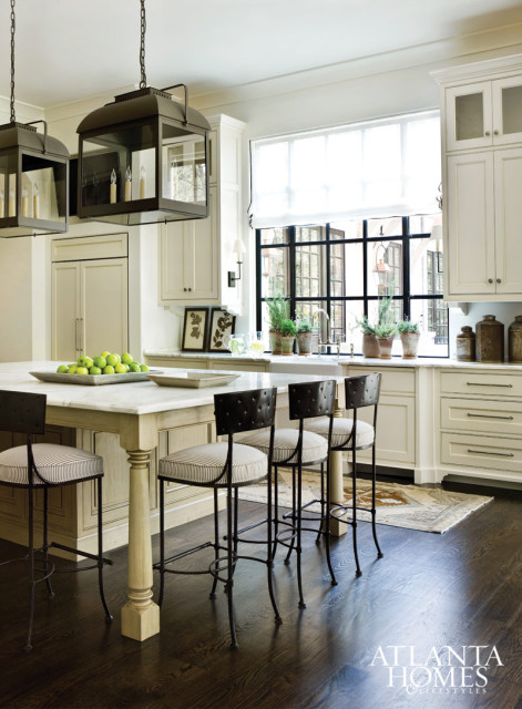This home was recently featured in Atlanta Homes & Lifestyles , and I may have to give it a full post one day because it is that good. But, in the meantime, let's enjoy this kitchen. 