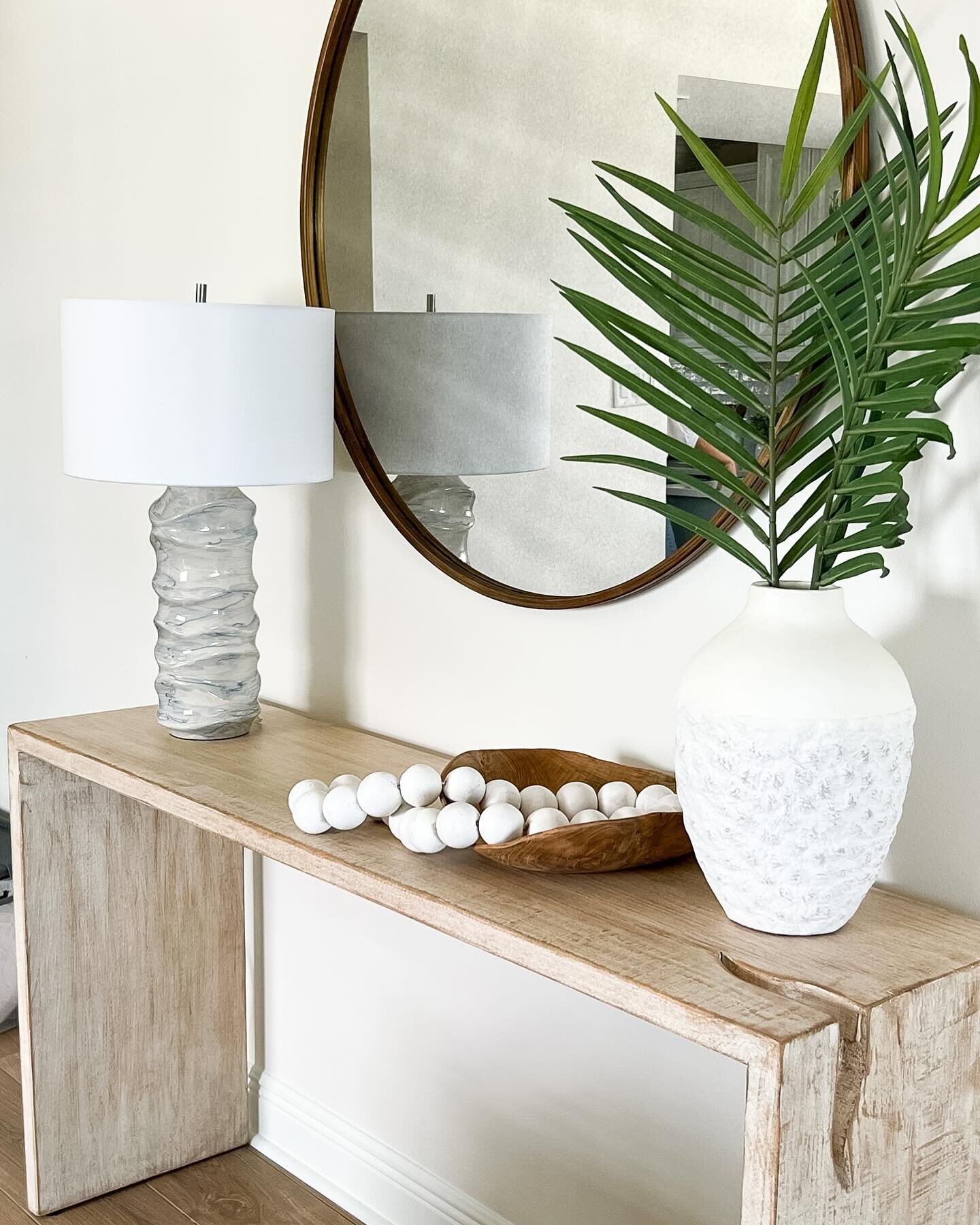 Textures on textures. That&rsquo;s how we like it. Even if you like a neutral palette in your home, you can still add interest by missing up the textures to add interest. Give it a try! 

#neutralhomedecor #entrydecor #beachcondo #condodecor #perdido