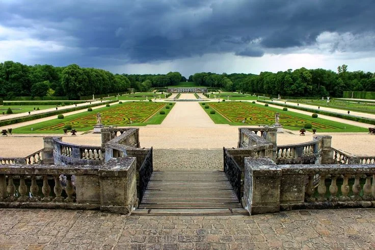 View from the château steps towards the statue of Hercules placed at vanishing point