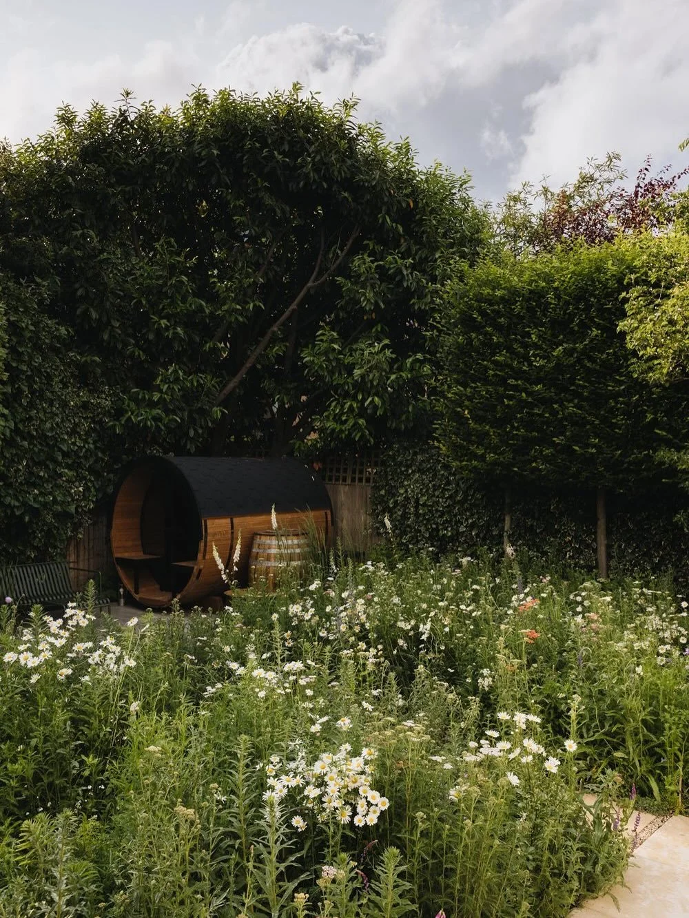 Wellness in West London 

A garden with sauna and cold plunge positioned for morning sunlight 🌤️ Meadow turf and ornamental beds in their first summer 

Design @alexandra.noble
Build @collinsonslandscaping 
Photography @eva_nemeth