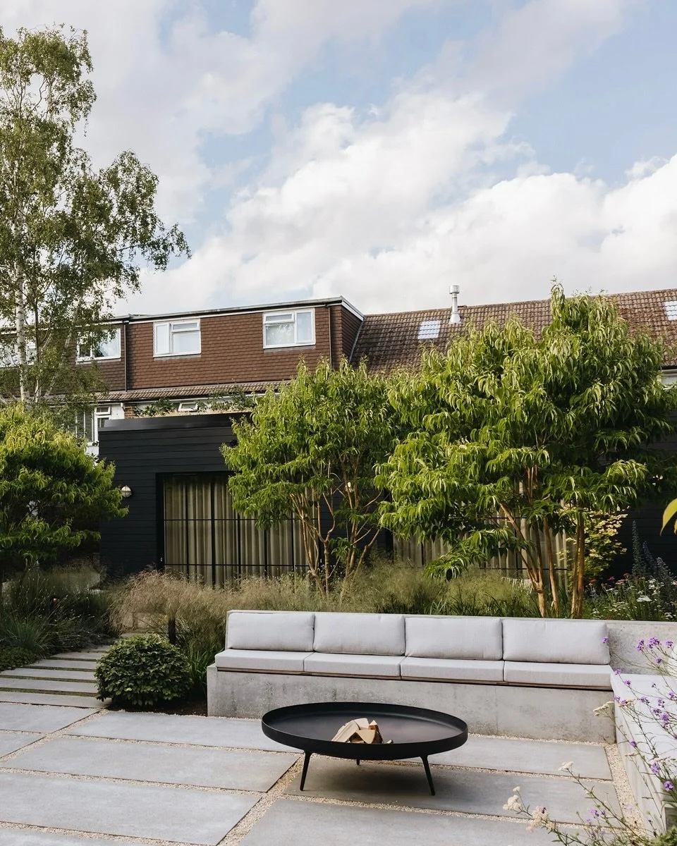 Introducing our Kew Project 🍃

Ornamental planting beds featuring grasses such as Sesleria, Deschampsia and Pennisetum sit alongside expanses of wildflower meadow 

Large-format pre-cast slabs by @schellevis_beton define the space, with a bespoke L-