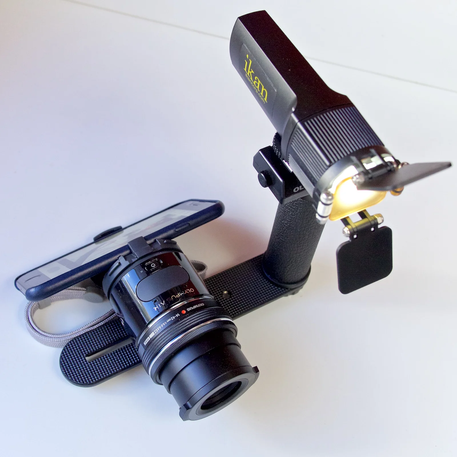 My assembled kit includes the 16MP Olympus Air, zoom lens, adjustable LED light, iPhone 6S, and grip.