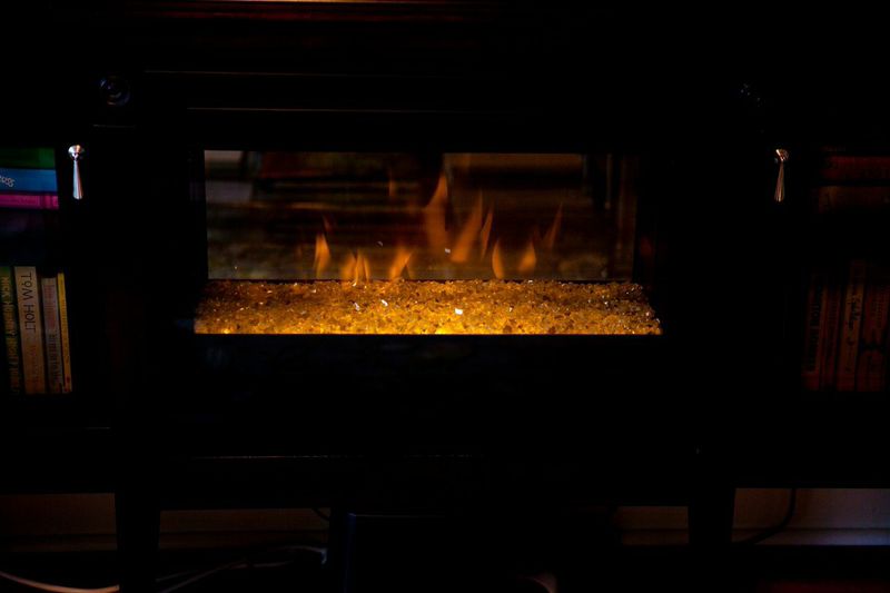 guesthouse_living_fake_fireplace.jpg