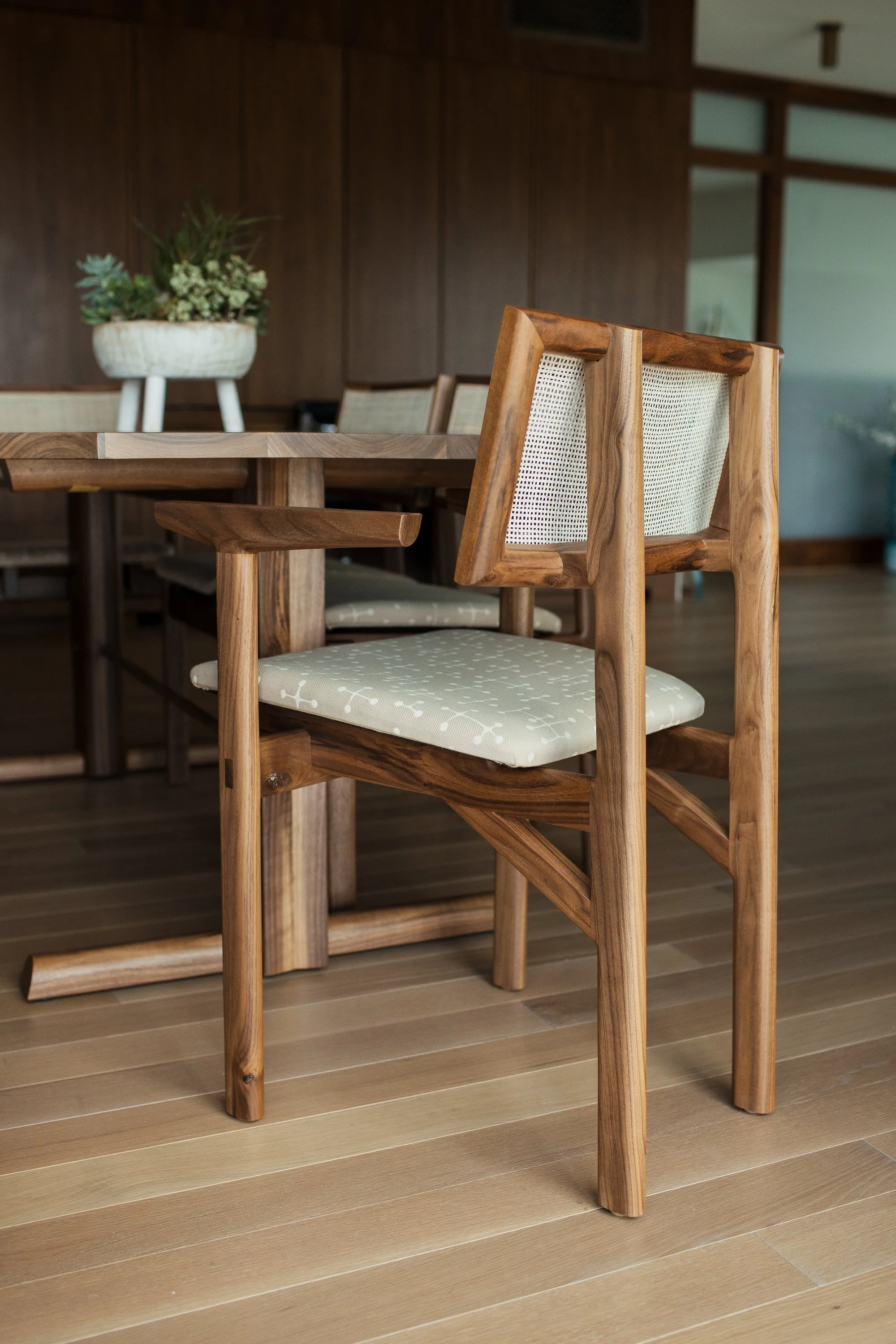 EARL KUNAI CAPTAIN CHAIR