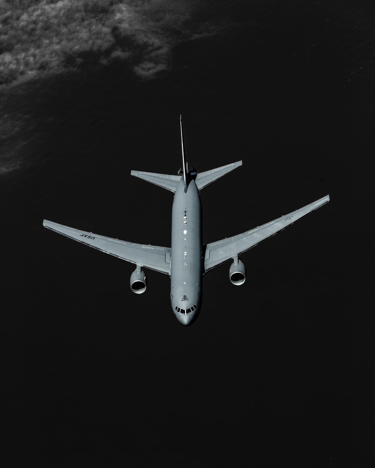Capturing the majestic silhouette of the KC-46 over the vast Pacific ocean - a true testament to the power and grace of the US Air Force.

#usaf  #AerialPhotography #InHonorOfService  #planespotting #aviationphotography #aerialrefueling #airtoairphot