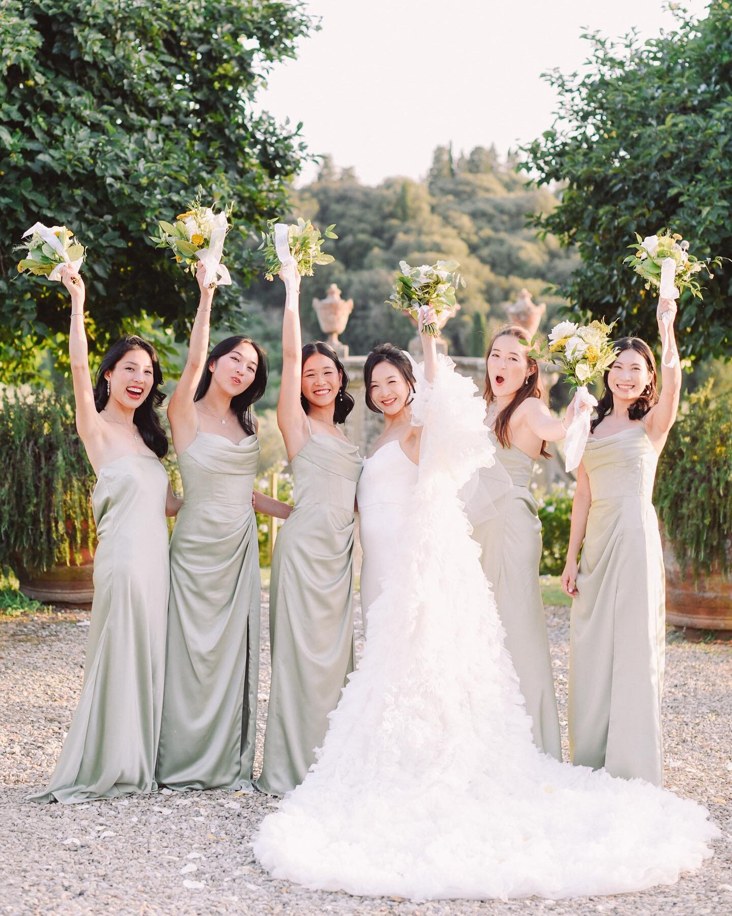 Catherine and her lovely bridesmaids pretty in green! Against the backdrop of the unique gardens of @villamediceadililliano our bride glows with joy, her gown a vision of timeless beauty. And the girls? Effortlessly chic in their soft green dresses💛