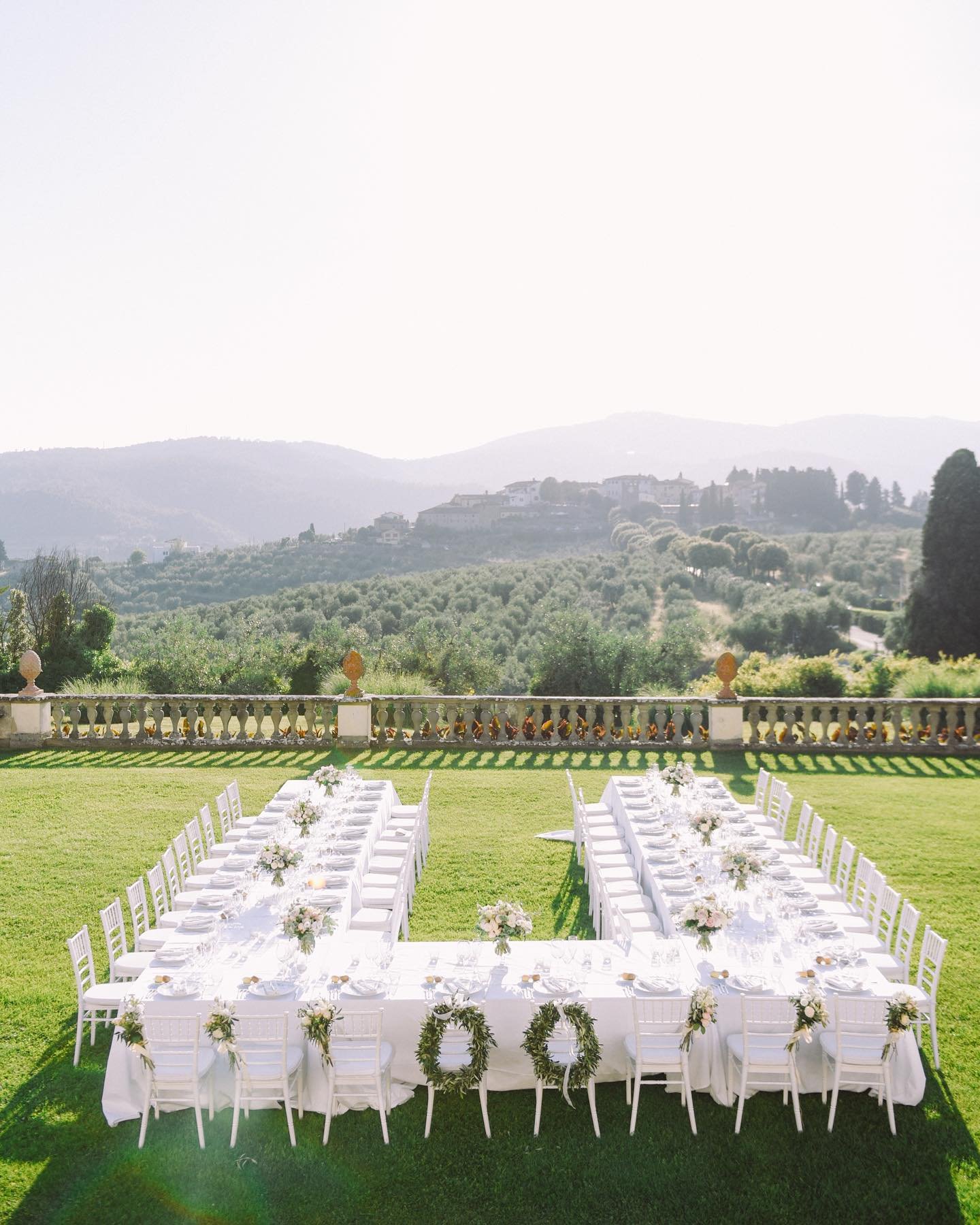 Outdoor set up for the ultimate reception at @artimino 

Wp: @artimino 
Flowers: @i.fiori.di.nadia 
Catering: @deliziaricevimenti 
Dress: @savinpressoffice 
Suit: @suitsupply 
Dj: @lorenzocassigolidj 

#artimino #tuscanwedding #tuscanywedding #tuscan