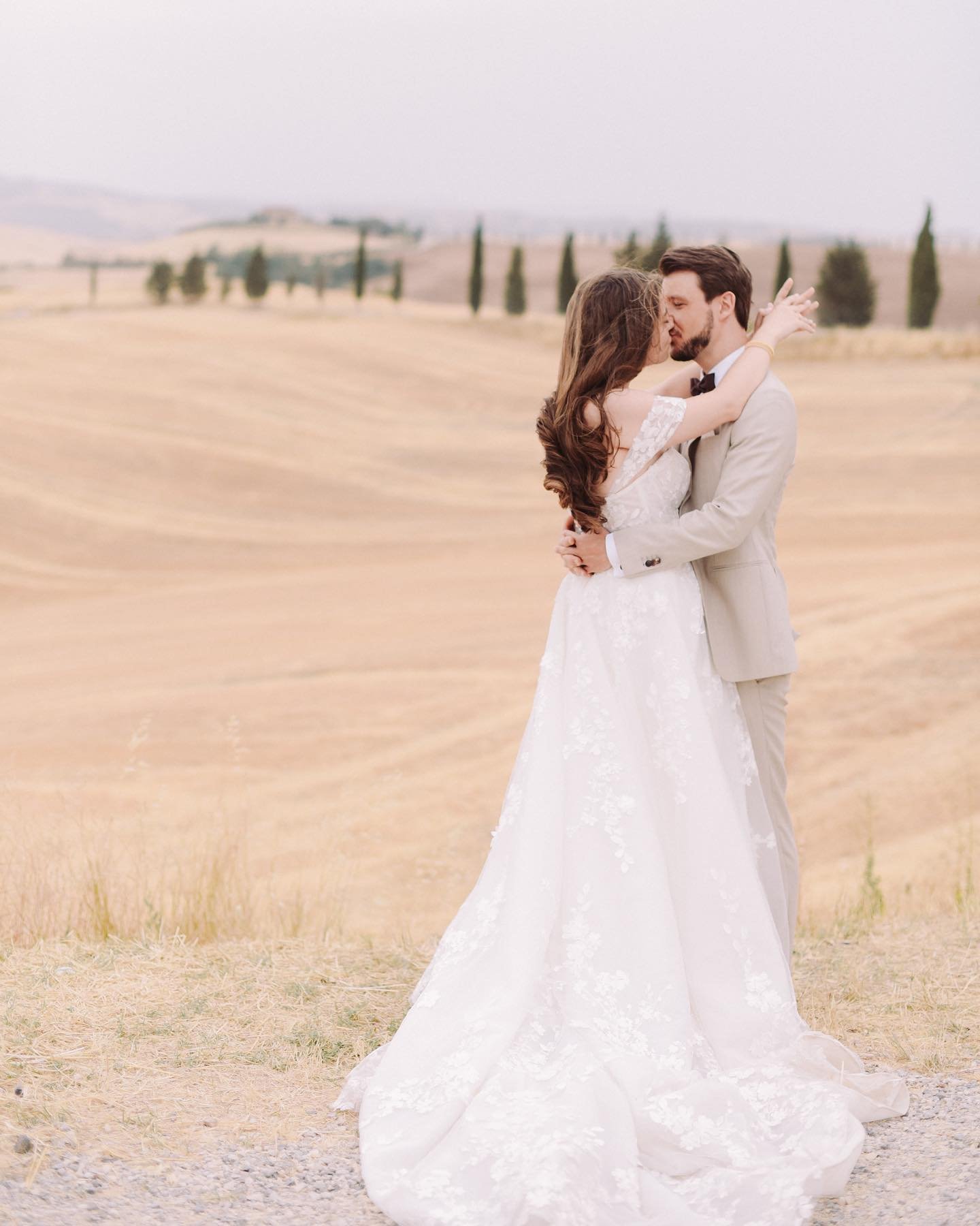 A romantic example of how the Val d&rsquo;Orcia is the perfect postcard to frame two lovers. 

Wp: @benitalyweddings 
Venue: @borgosantambrogio 
Flowers: @lepetitjardinitaly 
Video: @waterfallvisuals_videography 
Dress: @martinalianabridal 
Suit: @su