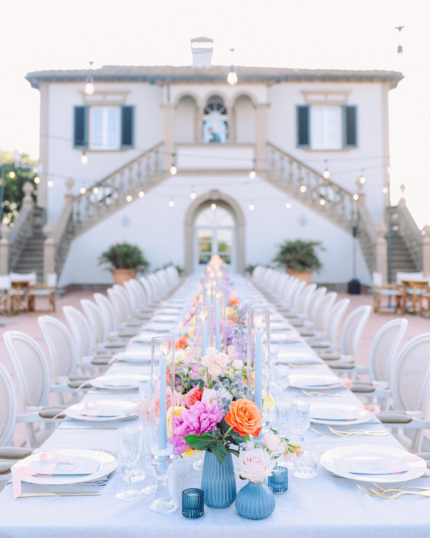 Laura and Pieter&rsquo;s enchanting outdoor reception: dusty blue linens, menus tied with pale pink ribbons, flowers in assorted glass vases bursting with vibrant hues and powder blue candles casting a soft glow. 

Venue: @poggioalcasone
Planning &am