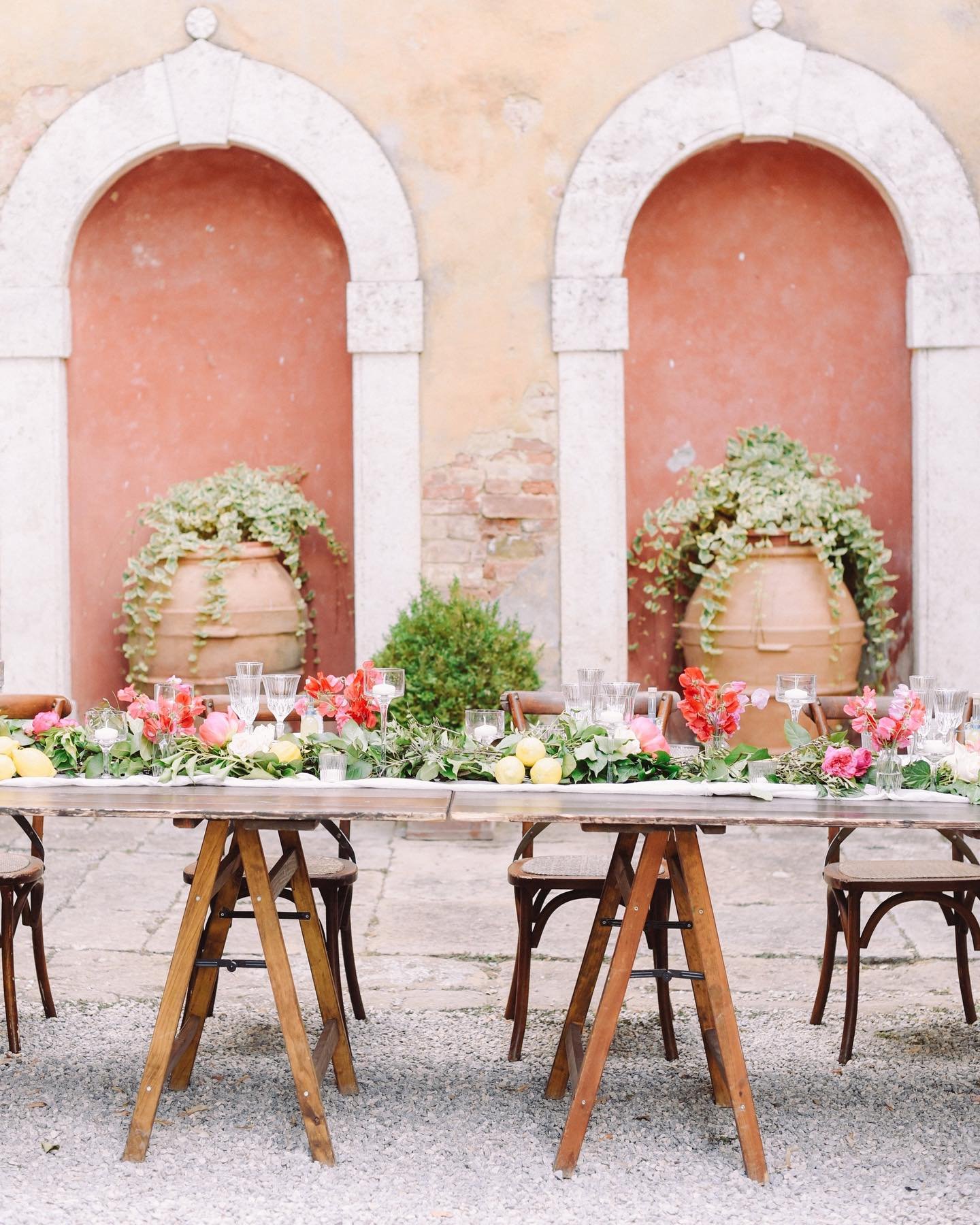 In the heart of Val d&rsquo;Orcia, Katharina and Sebastian celebrated their love in the most enchanting place. Colorful blooms, hand-painted ceramic plates in blue, little lemon-shaped placeholders and bottles of homemade limoncello welcomed their fr