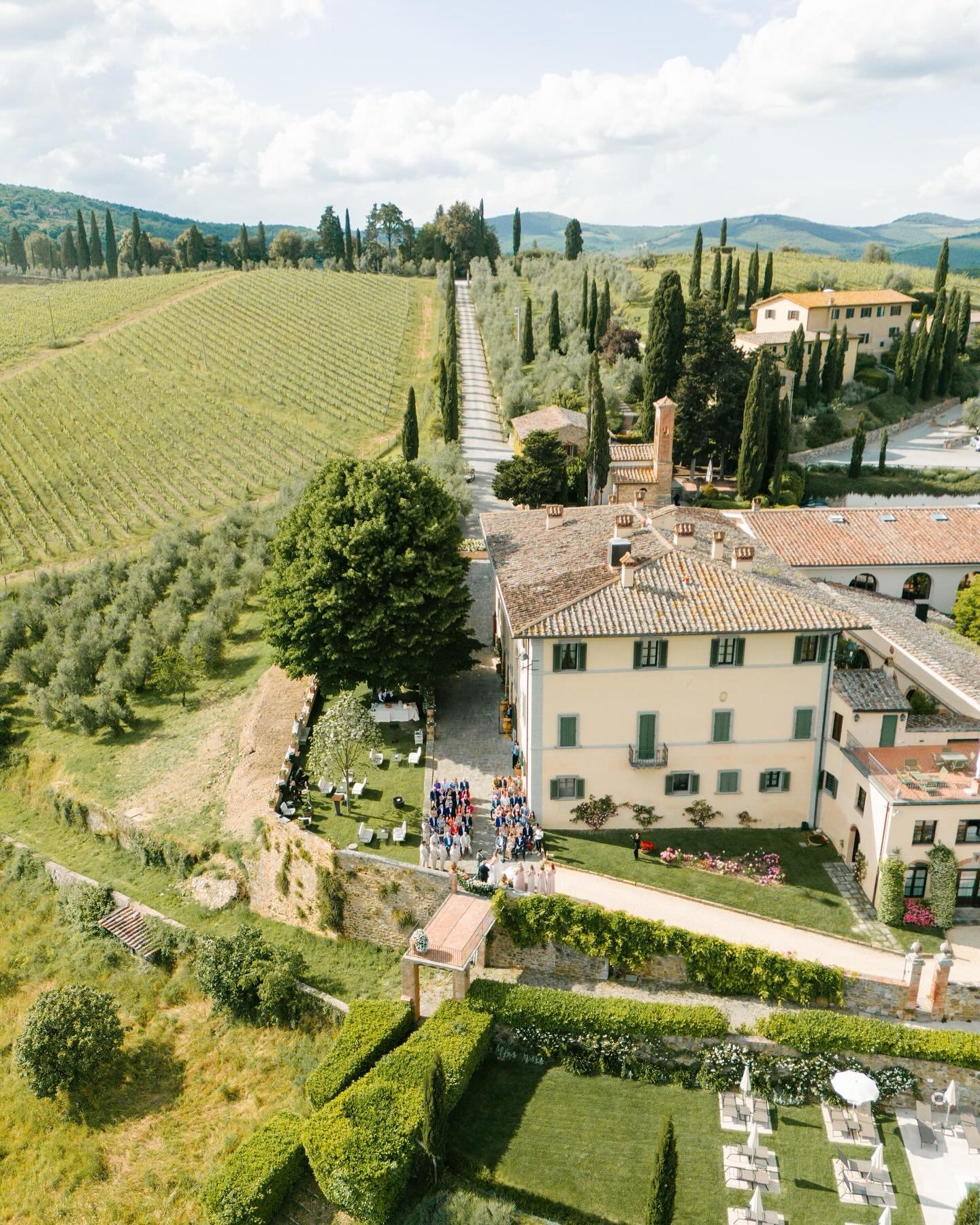 An epic &ldquo;I do&rdquo; under the Tuscan sun.
Emma and Eric exchanged vows in the heart of nature, on the panoramic terrace of @dievole, a breathtaking setting, surrounded by rolling hills and timeless beauty. 

Wp: @originaltuscanwedding 
Photogr