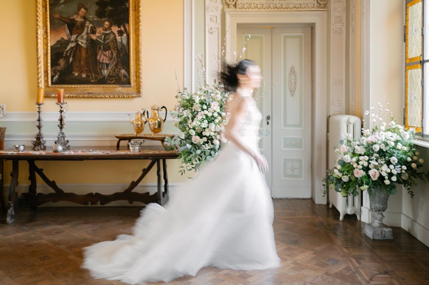 A fleeting moment, like a vision from a dream.
Captured within the walls of @villa_odero , this shot from the Futura collection blurs the boundary between fashion and art. Inspired by the mysticism of tarot, every movement hints at transformation: so