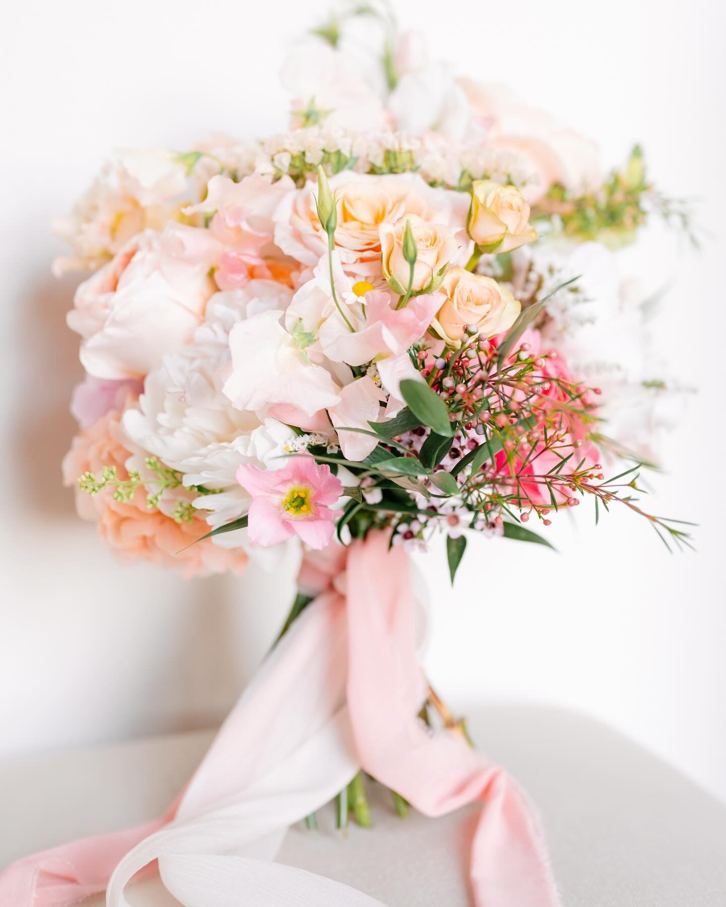 Emma&rsquo;s delicate bridal bouquet in full bloom. 

Wp: @originaltuscanwedding 
Photographer: @landvphotography 
Venue: @dievole 
Flowers: @violamalvadecor 
Video: @danielecribarivideographer 
Lights: @namida_elegantevents 
Music: @akiramanera 
Mua