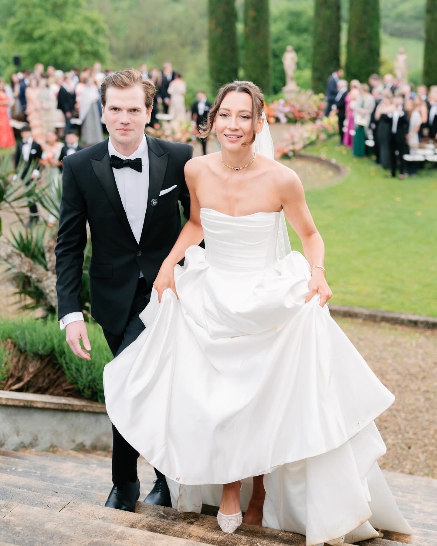 Sneak Peek | Kai &amp; Andrew&rsquo;s Destination Wedding in Tuscany 

A dreamy &ldquo;I do&rdquo; under the cypress trees and Tuscan skies at beautiful @villalaselva 
A colorful garden ceremony, a chic aperitivo in front of the villa, and a magical 