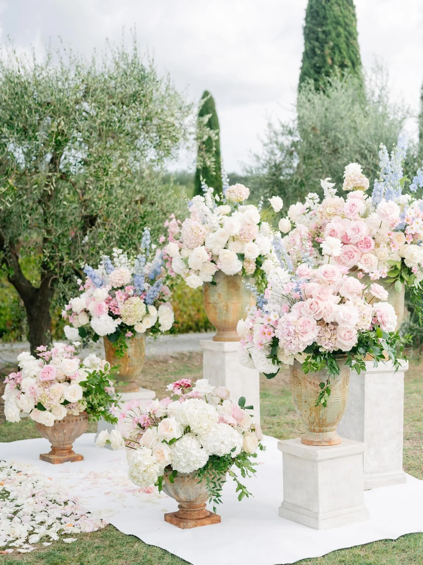 Wedding ceremony goals 💛

Wp: @paolocicognani_weddingsitaly 
Photographer: @landvphotography 
Venue: @poggioalcasone 
Video: @triadlabs_albertomantovan 
Catering: @ilsorrisoricevimenti 
Flowers: @stiatti_fiori_ 
Music and lights: @lasemicroma 
@enol