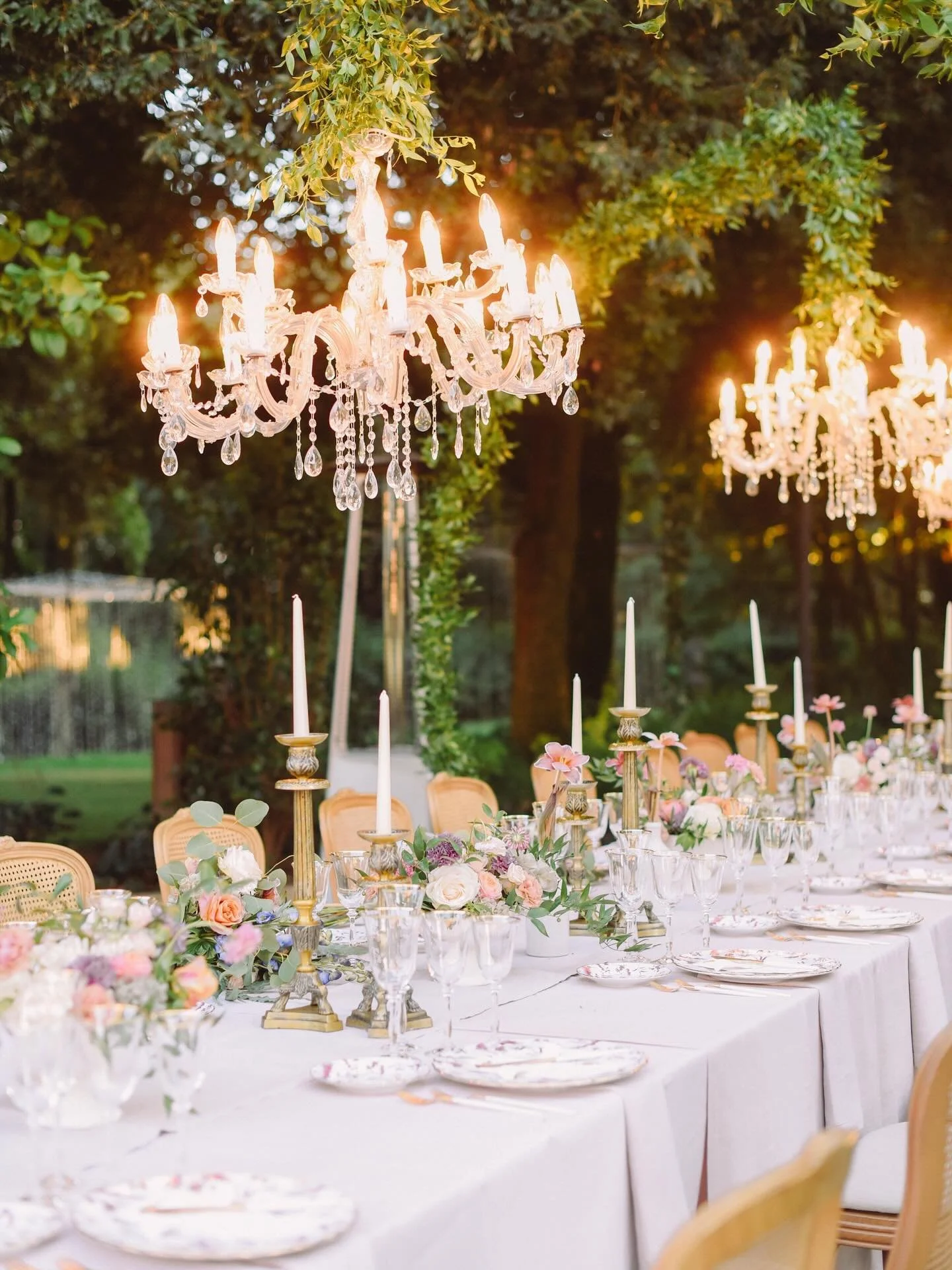 In the heart of Umbria and Tuscany, Stephanie and Daniel transformed @villavalentinibonaparte into a scene of pure enchantment. Beneath the Italian sky, a candlelit imperial table bloomed with lush greenery, vibrant florals, and crimson details, sett