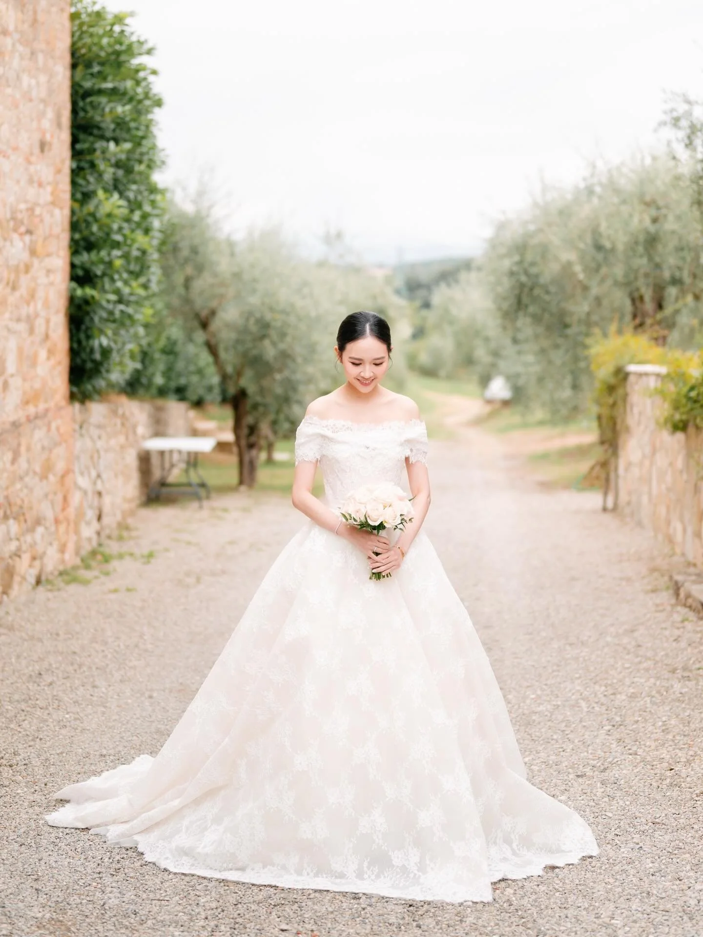 Feminine grace, captured in the heart of Tuscany.

Wedding planner &amp; designer: @petit_bouquet_weddings
Venue: @borgoargiano
Catering: @glicine_foodlab
Florist: @apemaiafv 
Design and graphics: @thelafsweddingevents 
Videographer: @whitesfilm
Muah
