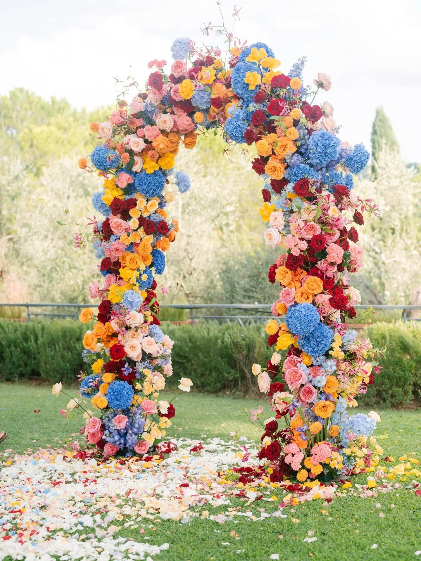 N+D&rsquo;s destination wedding at @tenutasticciano was a vibe:  bold colors, big emotions, and that golden Tuscan light wrapping everything in pure romance!

Wp: @paolocicognani_weddingsitaly 
Photographer: @landvphotography 
Video: @triadlabs_alber