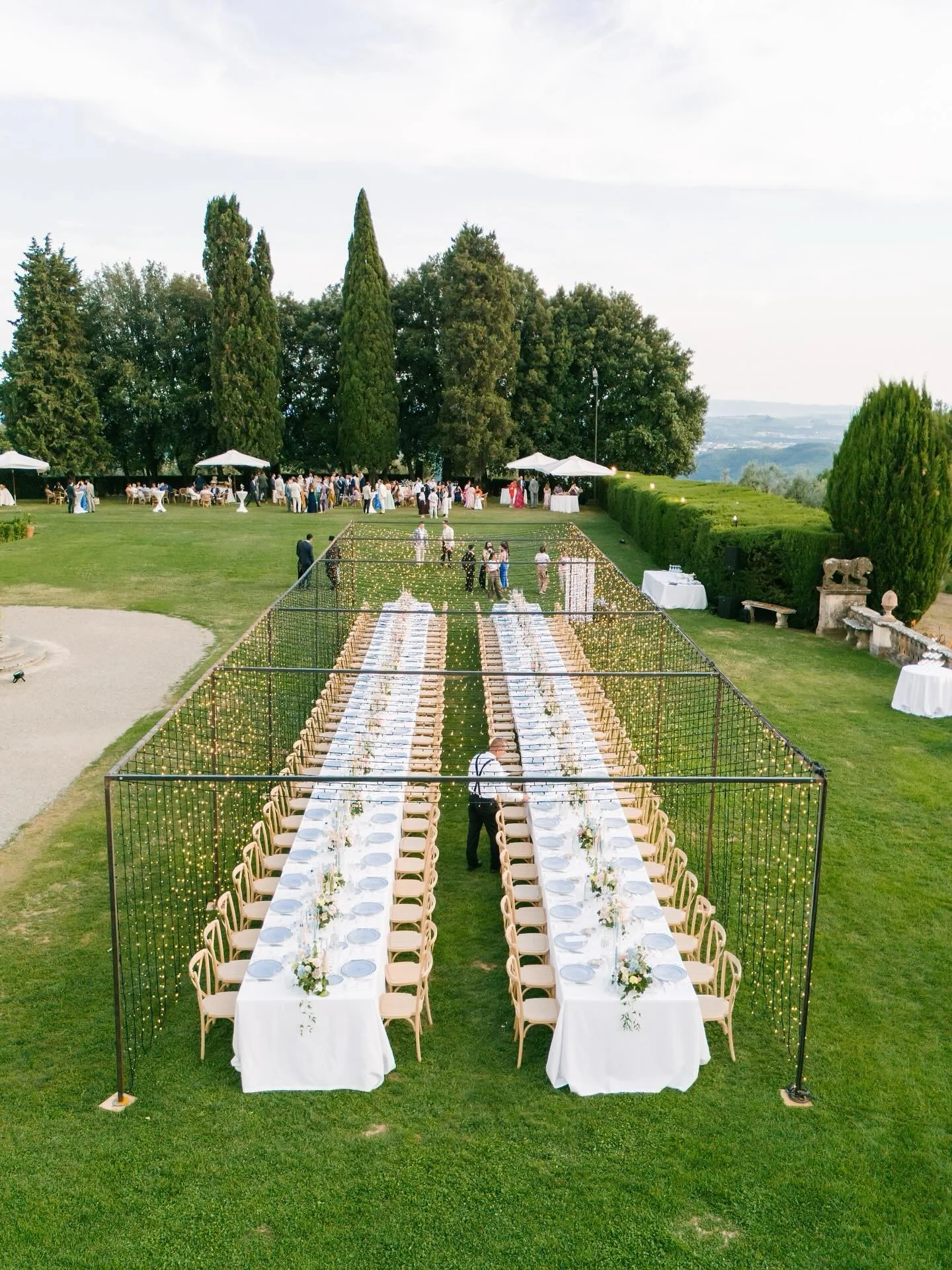Tuscan nights done right! 
When you set two imperial tables facing the stunning Villa @artimino , you know it&rsquo;s going to be an unforgettable night. 
Laughter, clinking glasses, golden lights, and that magical Tuscan breeze, everything came toge