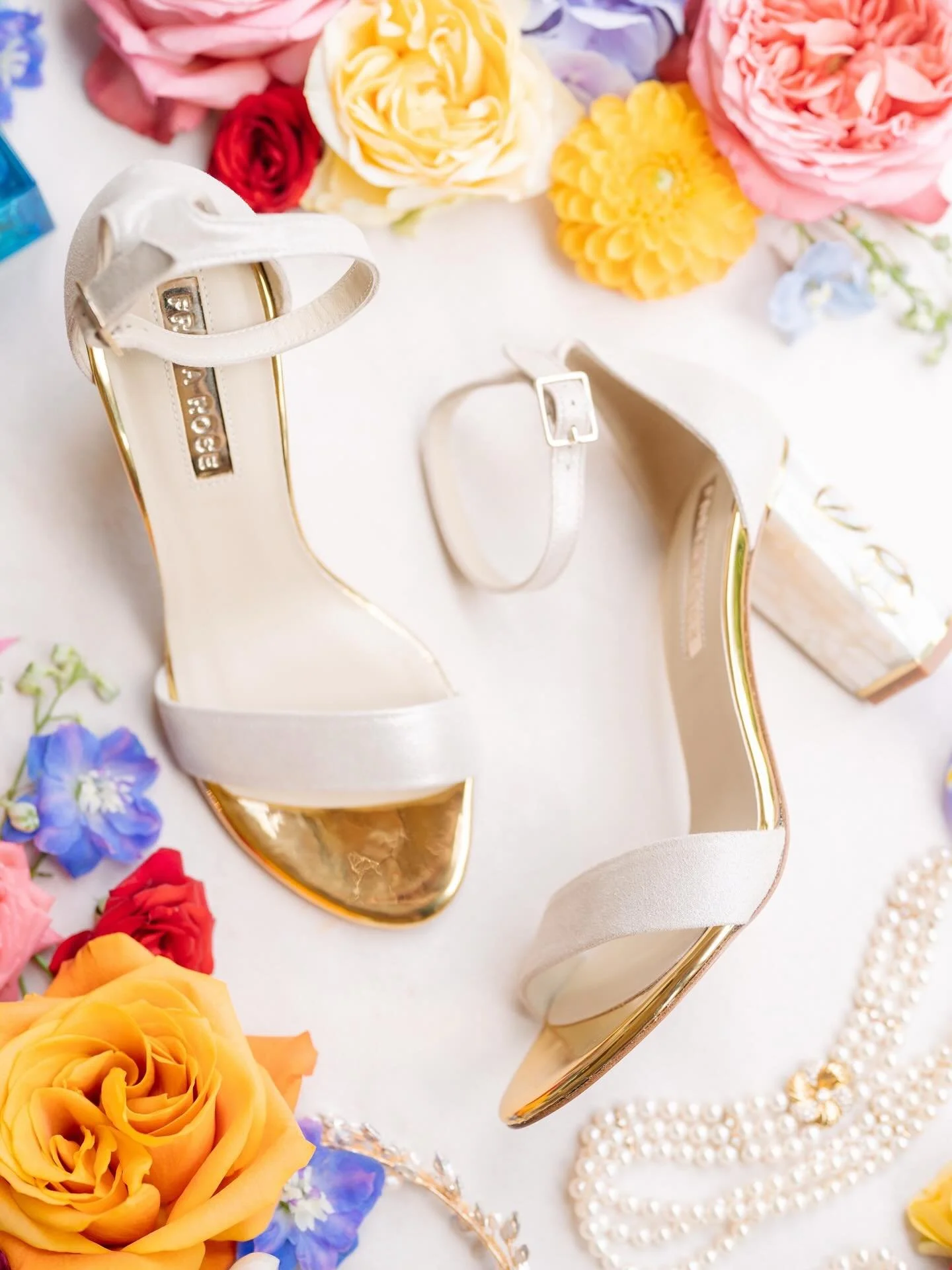 Bridal heels framed by every color of the celebration, because every detail tells the love story. 

Wp: @paolocicognani_weddingsitaly 
Photographer: @landvphotography 
Video: @triadlabs_albertomantovan 
Flowers: @stiatti_fiori_ 
Catering: @rolands_fl