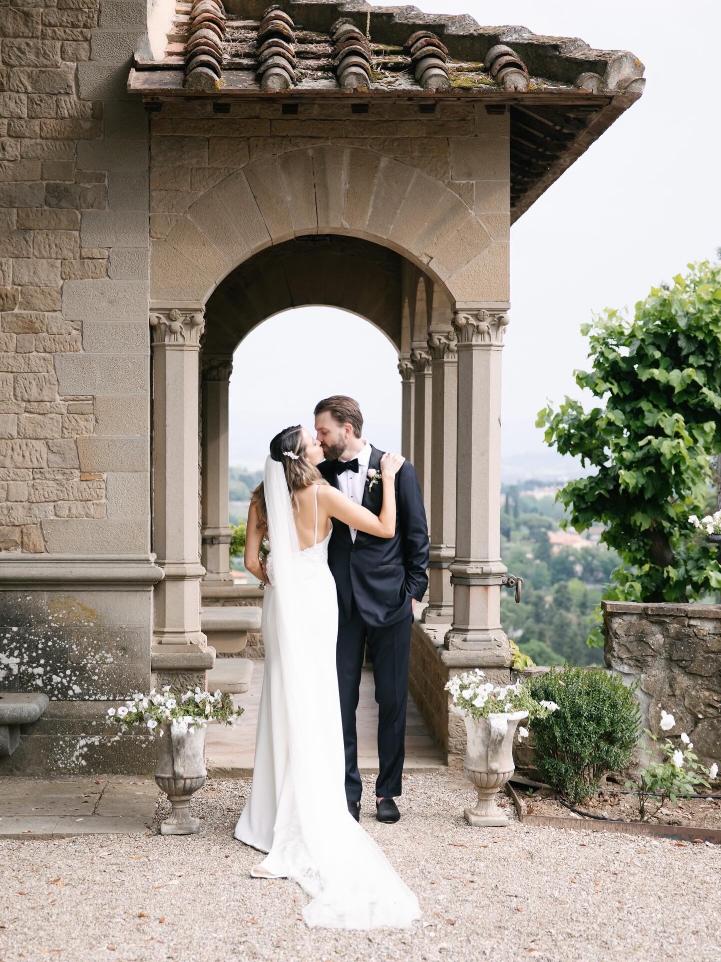 Michelle &amp; Jeff, in that in-between moment, where the celebration pauses and it&rsquo;s just the two of them.
Natural, effortless, and full of feeling.
Villa Le Fontanelle, overlooking the city of Florence, was the perfect setting for their dream