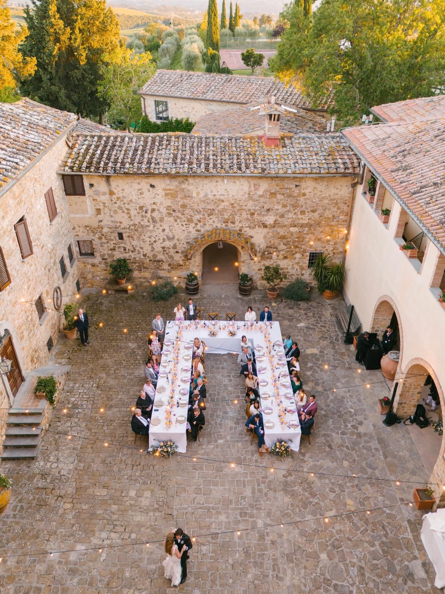 A first dance at sunset, in the heart of a @quercia_al_poggio.weddings .
There&rsquo;s something timeless about gifting yourselves this moment, a quiet pause before dinner, wrapped in music, emotion, and the warmth of everyone you love.
Because somet