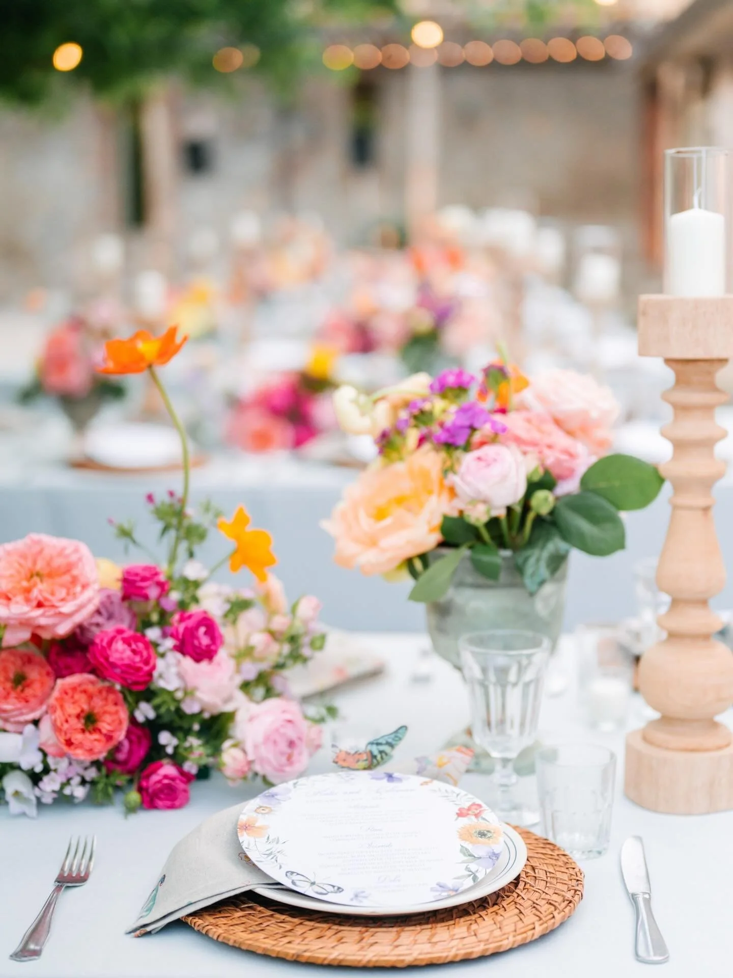 Two long, elegant tables dressed in bold florals.
A live grill corner with the dreamiest scents floating through the garden.
A curated gelato cart (yes, the chic Italian moment).
And a signature bar surrounded by a kaleidoscope of flowers with delica