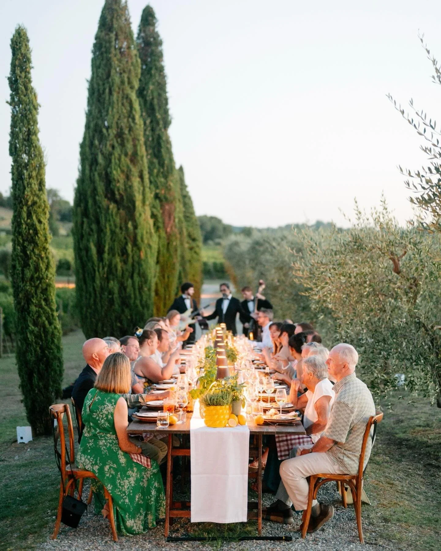 A single long table along a Tuscan villa&rsquo;s driveway, pure magic for an unforgettable welcome dinner.

Wp: @paolocicognani_weddingsitaly 
Photographer: @landvphotography 
Venue: @poggioalcasone 
Video: @triadlabs_albertomantovan 
Catering: @ilso