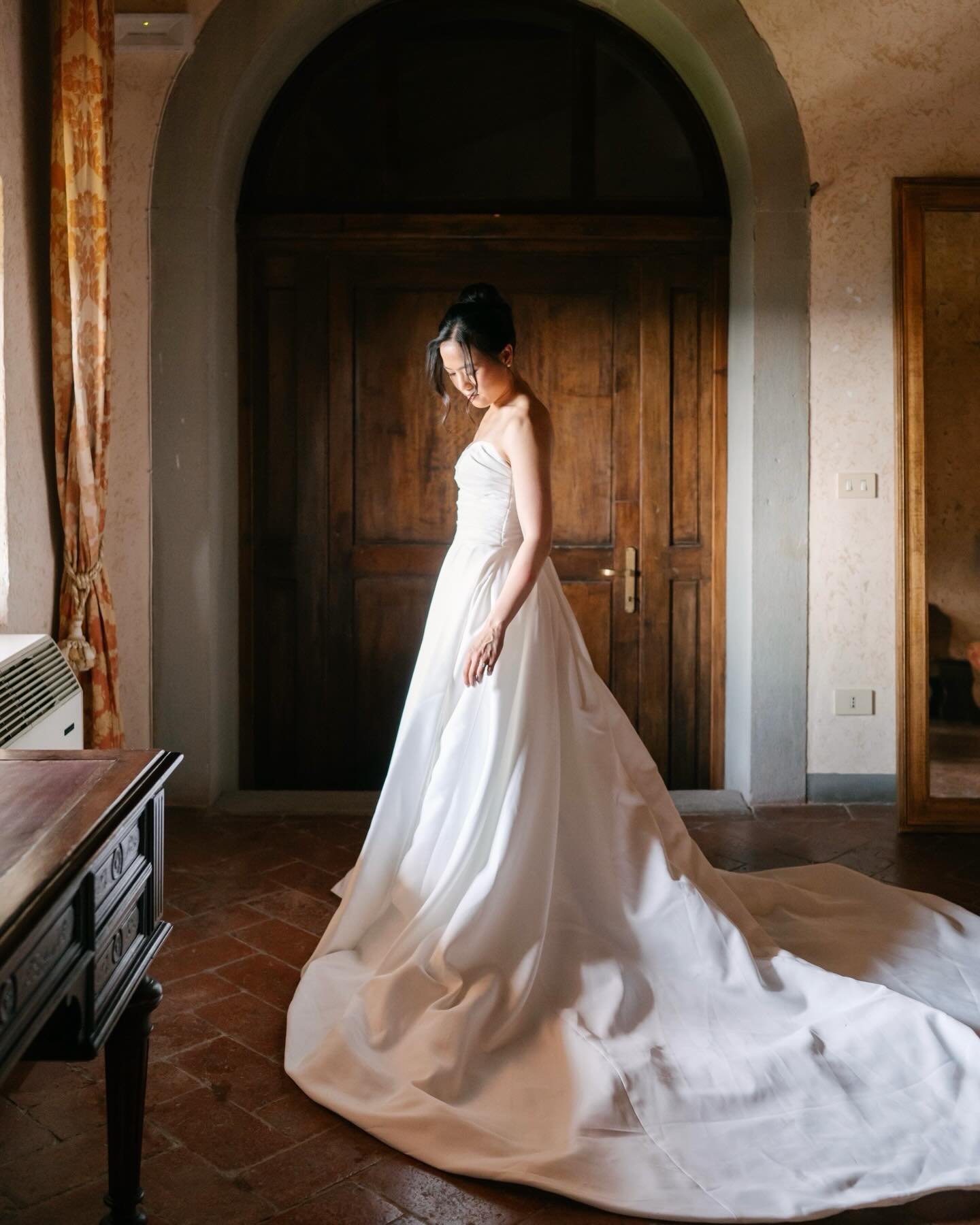 A quiet moment before it all begins.

Wp: @giuliaalessandri 
Venue: @artimino 
Photographer: @landvphotography 
Video: @altevedute 
Flowers: @flowersliving 
Catering: @rolands_florence 
Audio, lights and music: @kaleydo.official 
Muah: @elenapugge_mu