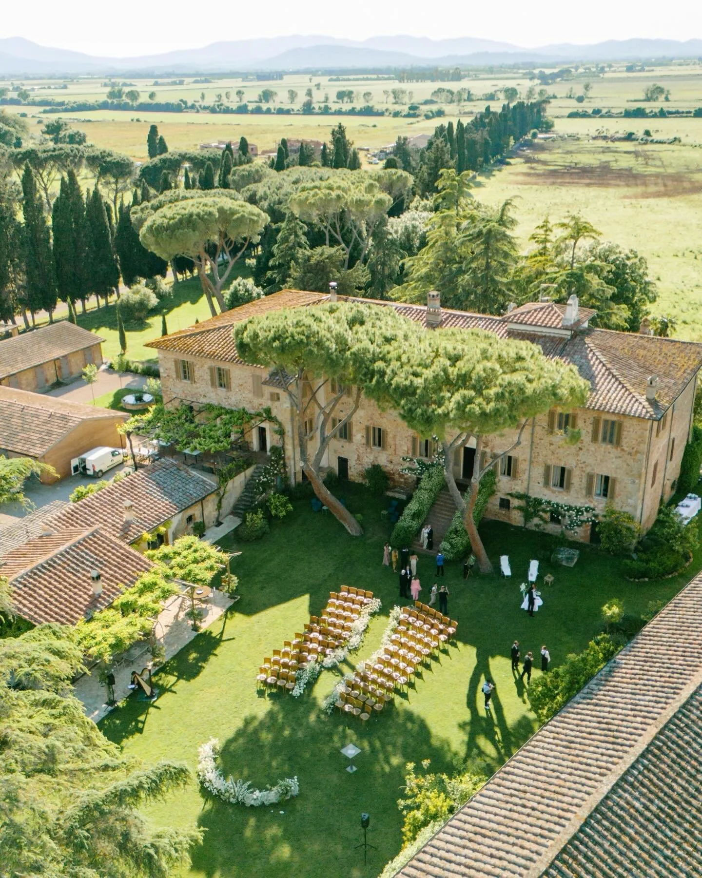 A Tuscan dream, reimagined. 
In the intimate courtyard of @lapescaiaresort , Katie &amp; Coleman said yes in pure style. Serpentine wicker seating, sculptural white florals, emotional vows, soulful songs, and a poetic butterfly release turned the cer
