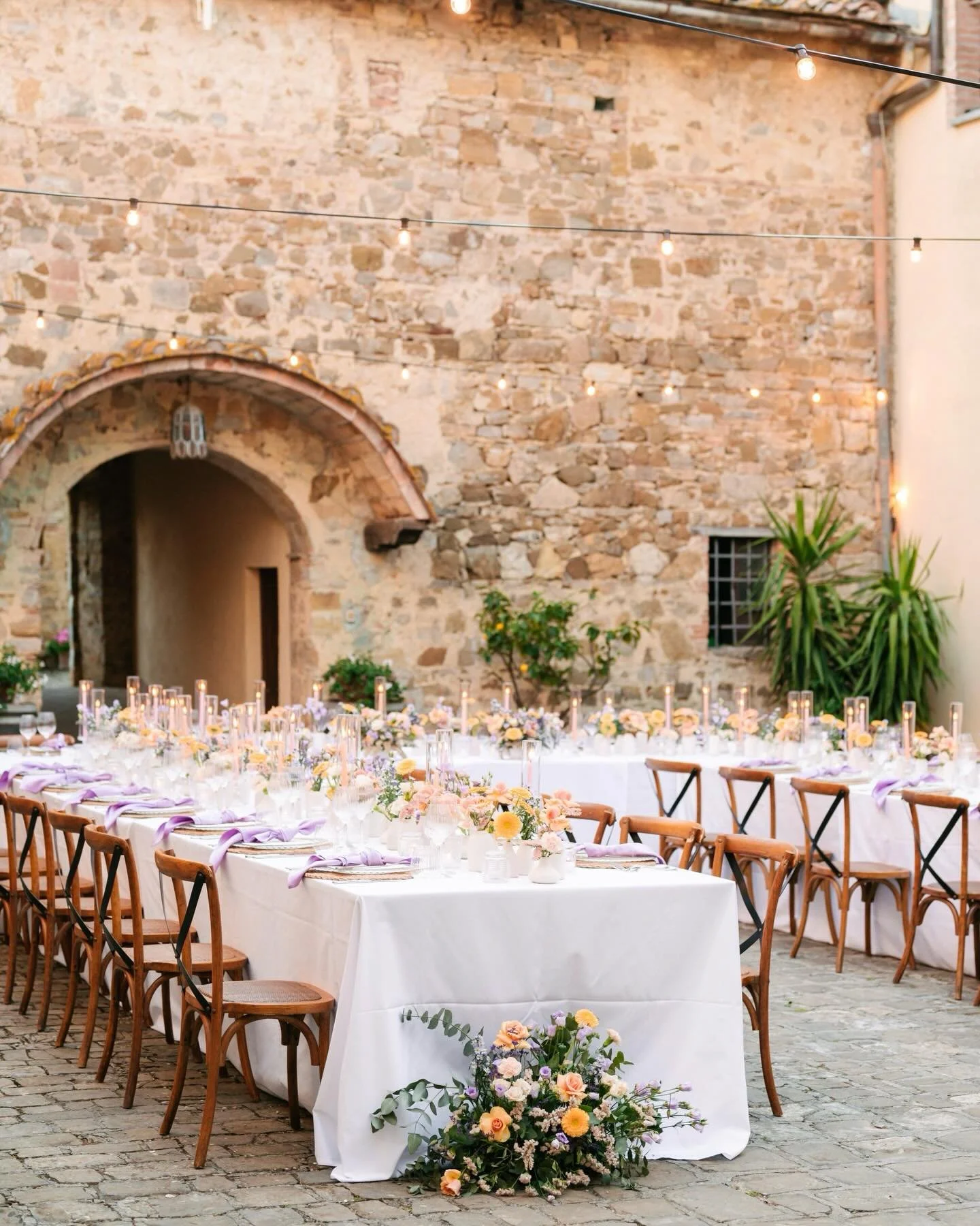 A destination wedding dinner at @quercia_al_poggio , where candlelight, soft florals and a horseshoe table framed Sarah &amp; Thomas&rsquo; celebration.

Wp @giadaweddings 
Venue @quercia_al_poggio_weddings
Catering @class_ricevimenti 
Photographer: 