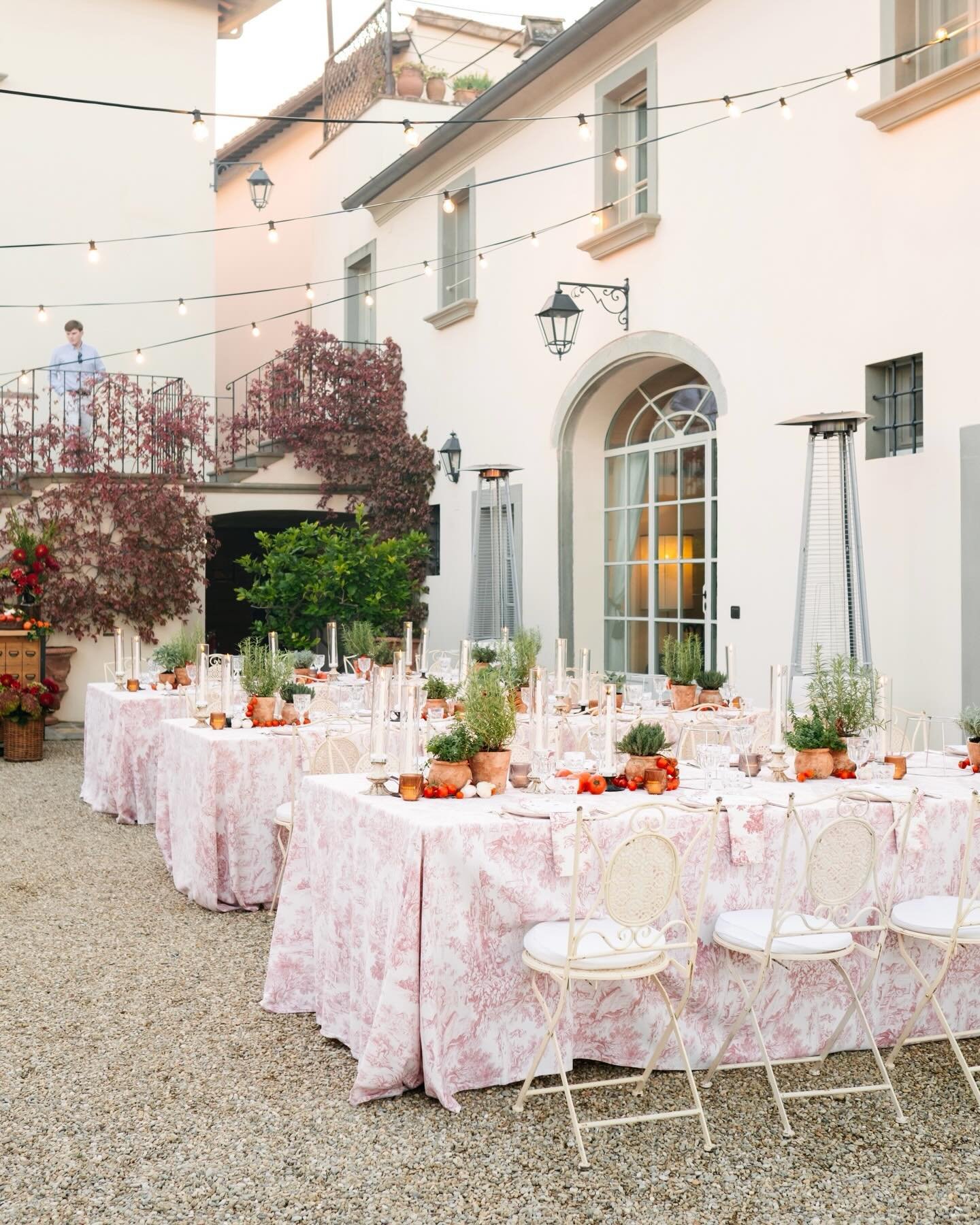 @dimoraghirlandaio , at dusk.
A courtyard set in red and white, warm light, slow flavors, local wine.
The art of welcoming, the Tuscan way. 

Wp: @alessiabweddings 
Venue: @dimoraghirlandaio 
Photographer: @landvphotography
Video: @studiodessai 
Flow
