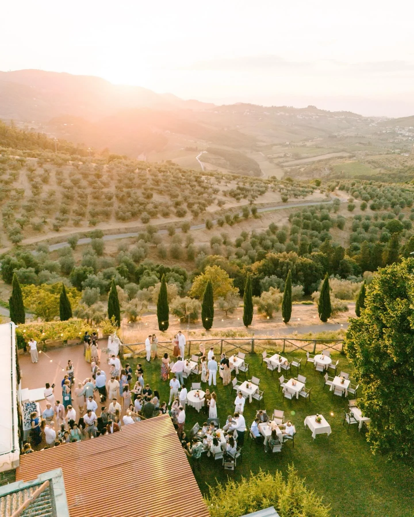 Outlaw cocktails, sunset views, and the magic of a Tuscan welcome.
Destination wedding vibes at @artimino 

Wp: @giuliaalessandri 
Venue: @artimino 
Photographer: @landvphotography 
Video: @altevedute 
Flowers: @flowersliving 
Catering: @rolands_flor
