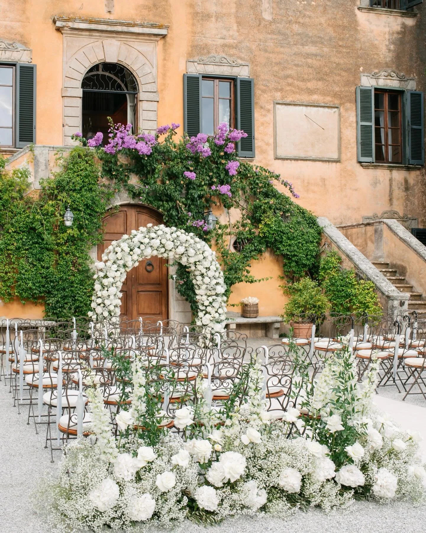 White roses, historic architecture, and modern love. Annette &amp; Robert&rsquo;s destination wedding in Tuscany.

 

WP and design: @bottegadamore
Wedding venue: @villa_di_ulignano 
Photo: @landvphotography
Catering: @rolands_florence 
Flowers: @flo