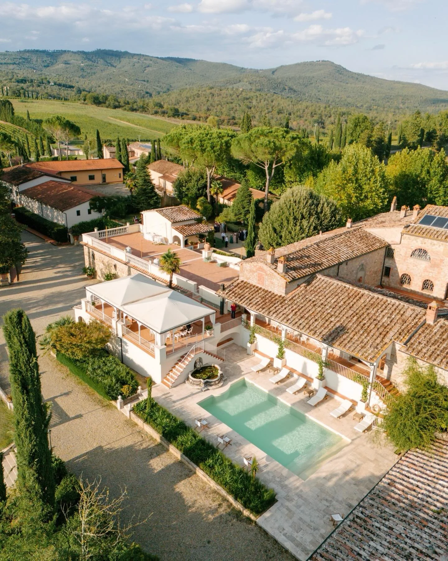 Some love stories leave a mark. Emma &amp; Sunil&rsquo;s Indian-American wedding in Tuscany was one of those: intimate, vibrant, unforgettable.

Wp: @weddingsinternational_official 
Venue: @villalaselva 
Flowers: @flowersliving 
Catering: @guidilenci