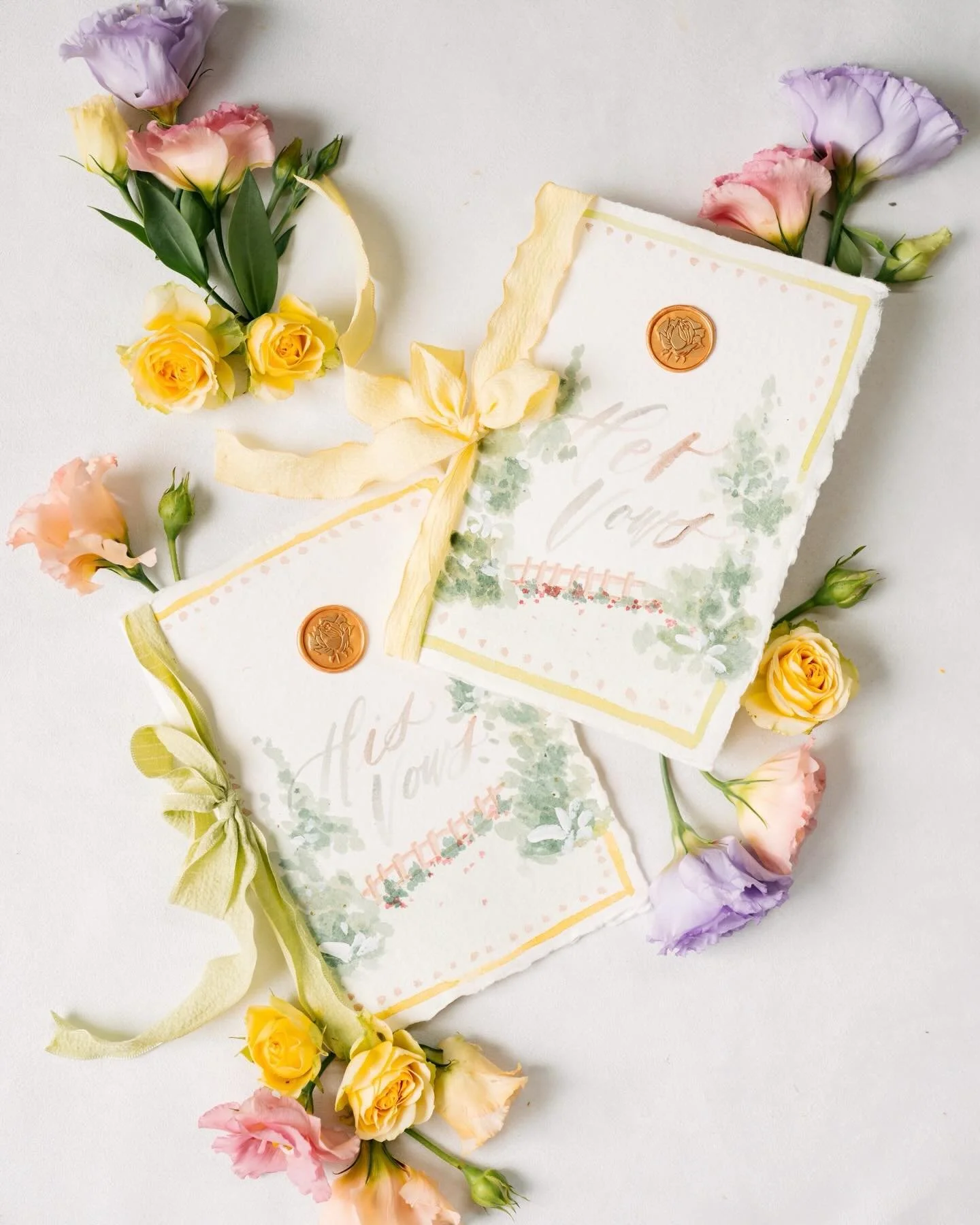 Flatlays are not just a detail. They are the first visual breath of the wedding day.
They set the tone, define the aesthetic, and quietly tell the story before it even begins.

My style is luminous and editorial, and every flatlay starts long before 