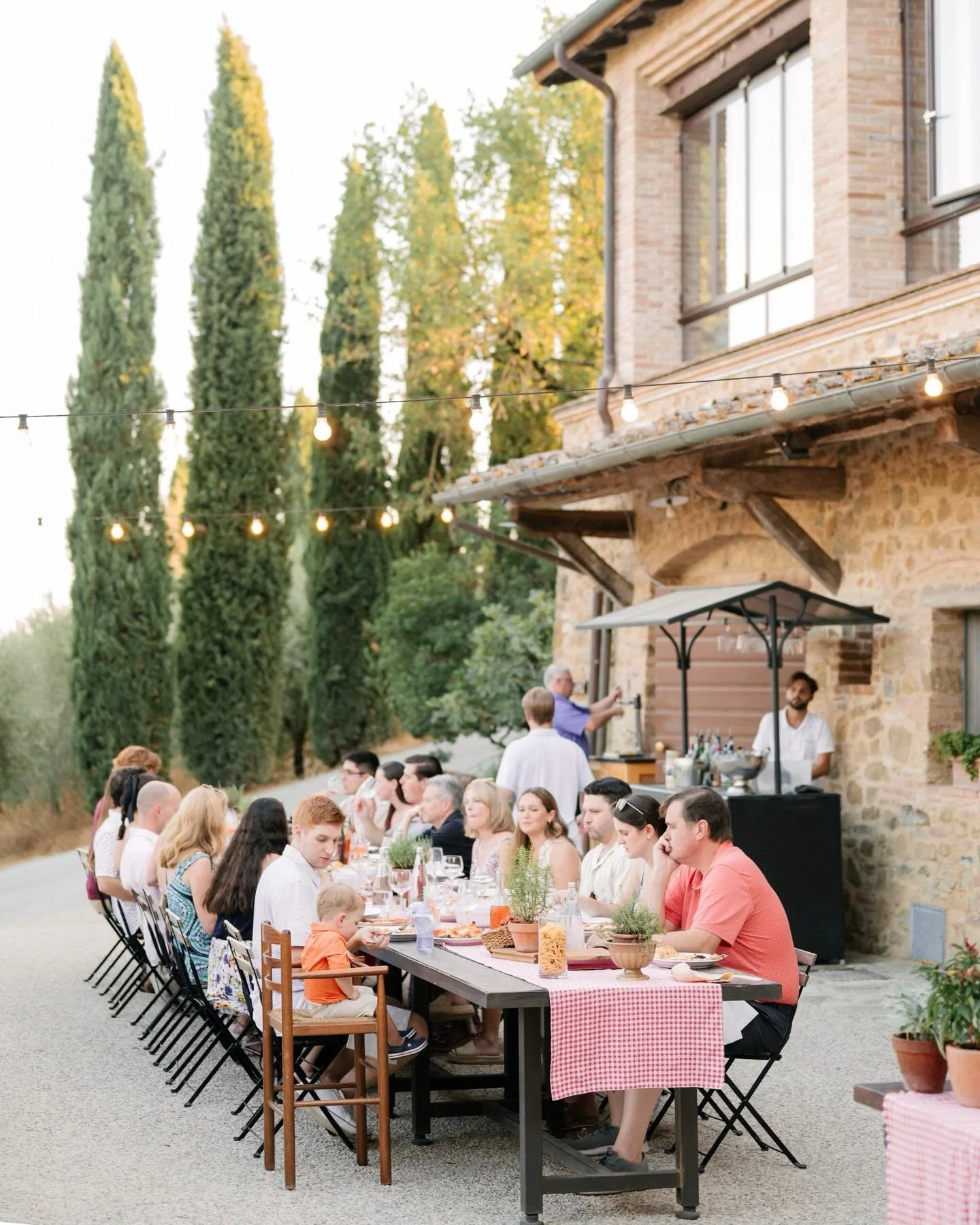 Welcome dinner inspiration in Tuscany: rustic tablescapes, Italian pizza, artisanal gelato and breathtaking countryside views for an unforgettable destination event. 

Wp: @cindysalgado_italy 
Photographer: @landvphotography 
Venue: @casacornacchi 
H
