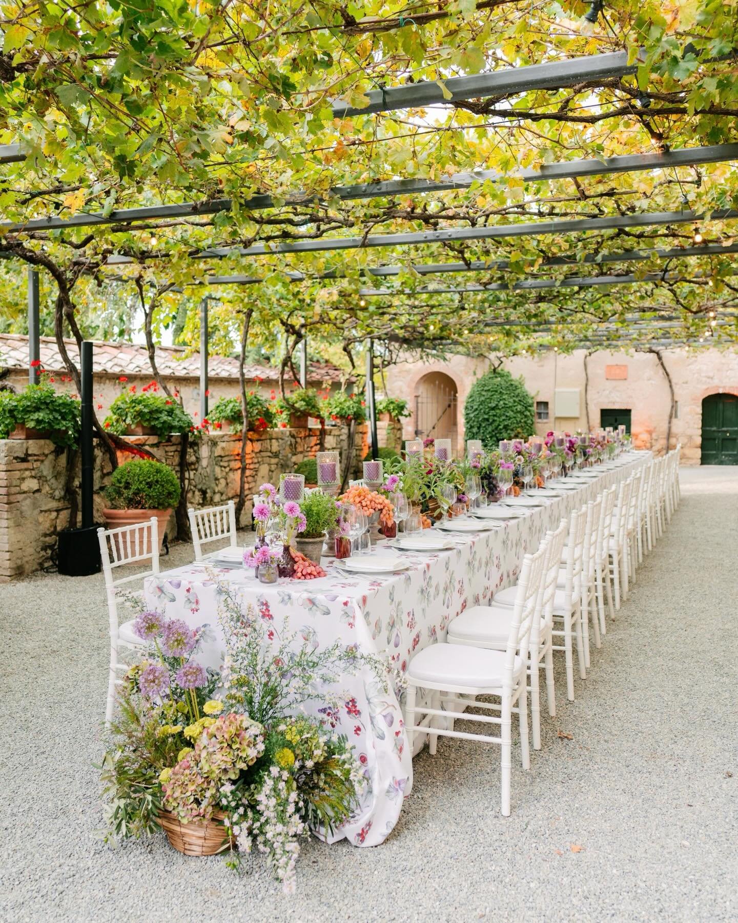 A table that feels like a Tuscan garden in full bloom, with wildflowers, terracotta, woven textures and understated luxury in every detail.
An exclusive welcome dinner in Tuscany celebrating the beginning of K+S&rsquo;s unforgettable wedding weekend.