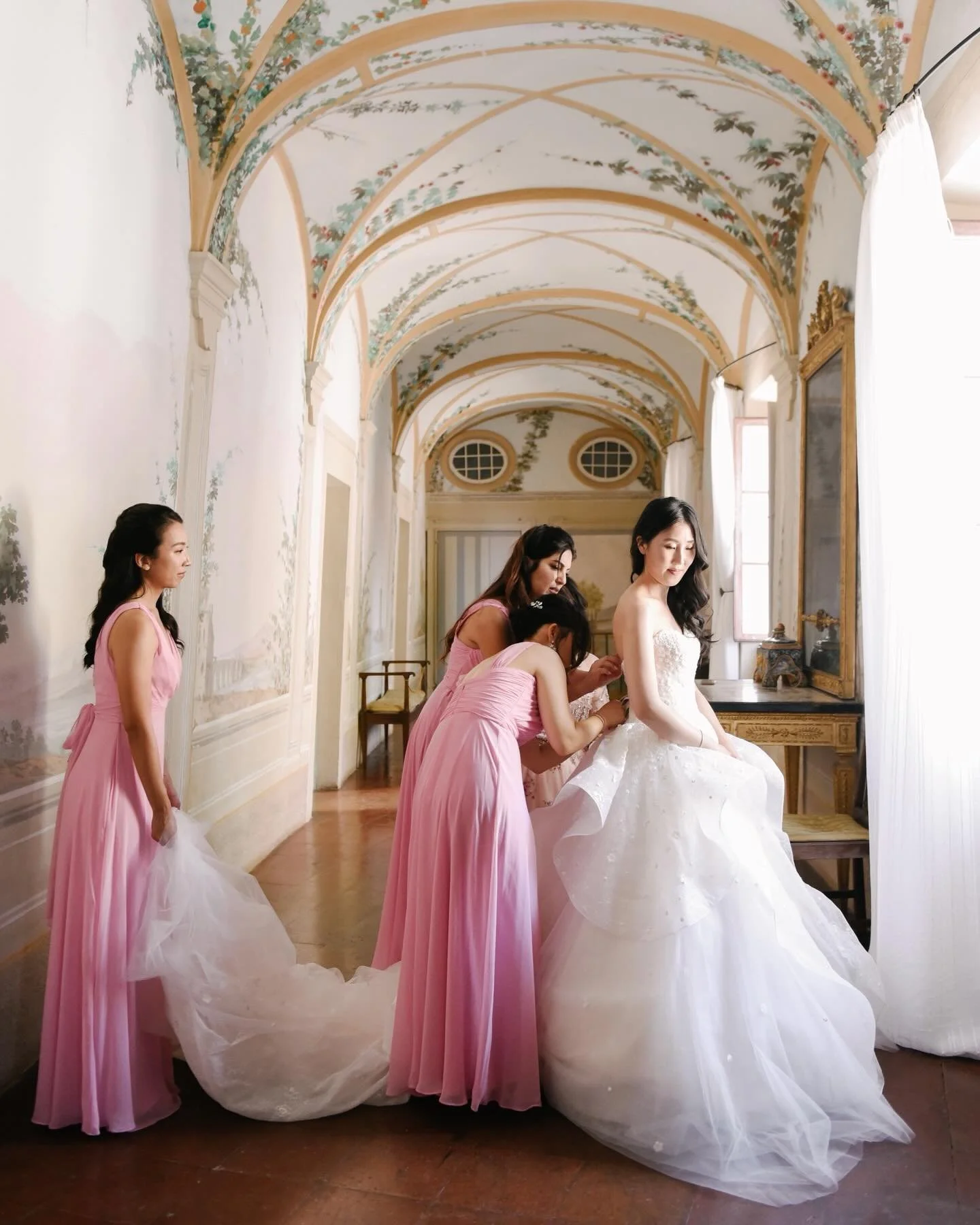 Muted pink, historic walls, and the quiet power of women around the bride.
Cindy getting ready for her luxury wedding in Tuscany.

Featured on @wed_vibes 

Wp: @weddingsintuscany 
Photographer: @landvphotography 
Venue: @castellodicelsa 
Flowers: @la