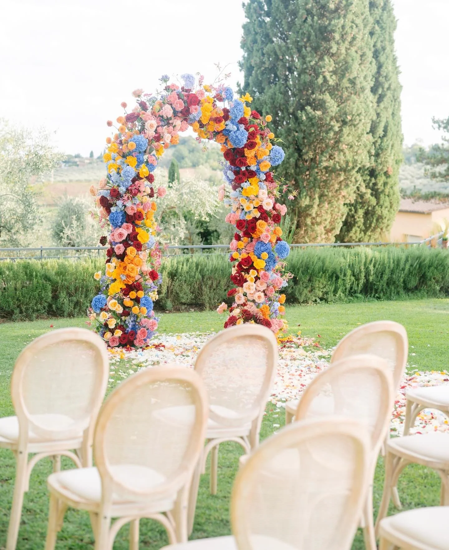 Color, joy, and Italian sunshine.
A vibrant outdoor ceremony under a rainbow of blooms at @tenutadisticciano 

Wp: @paolocicognani_weddingsitaly 
Photographer: @landvphotography 
Venue: @tenutadisticciano 
Video: @veilinthewind_weddingfilms 
Flowers: