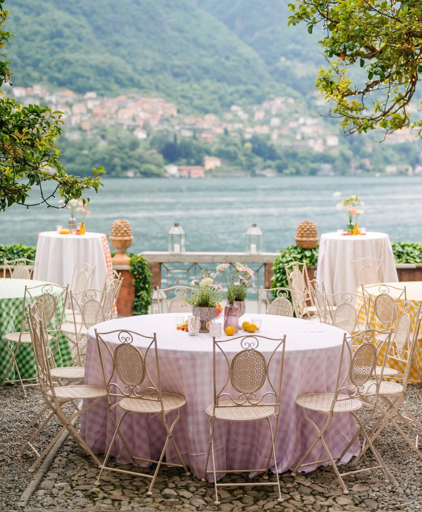 Pizza party vibes on the terrace of @villareginateodolinda_lakecomo , with an Ape car serving fresh pizza and pastel tables overlooking Lake Como.
The perfect welcome dinner to begin two unforgettable days of wedding celebrations on Lake Como. 

Wp: 