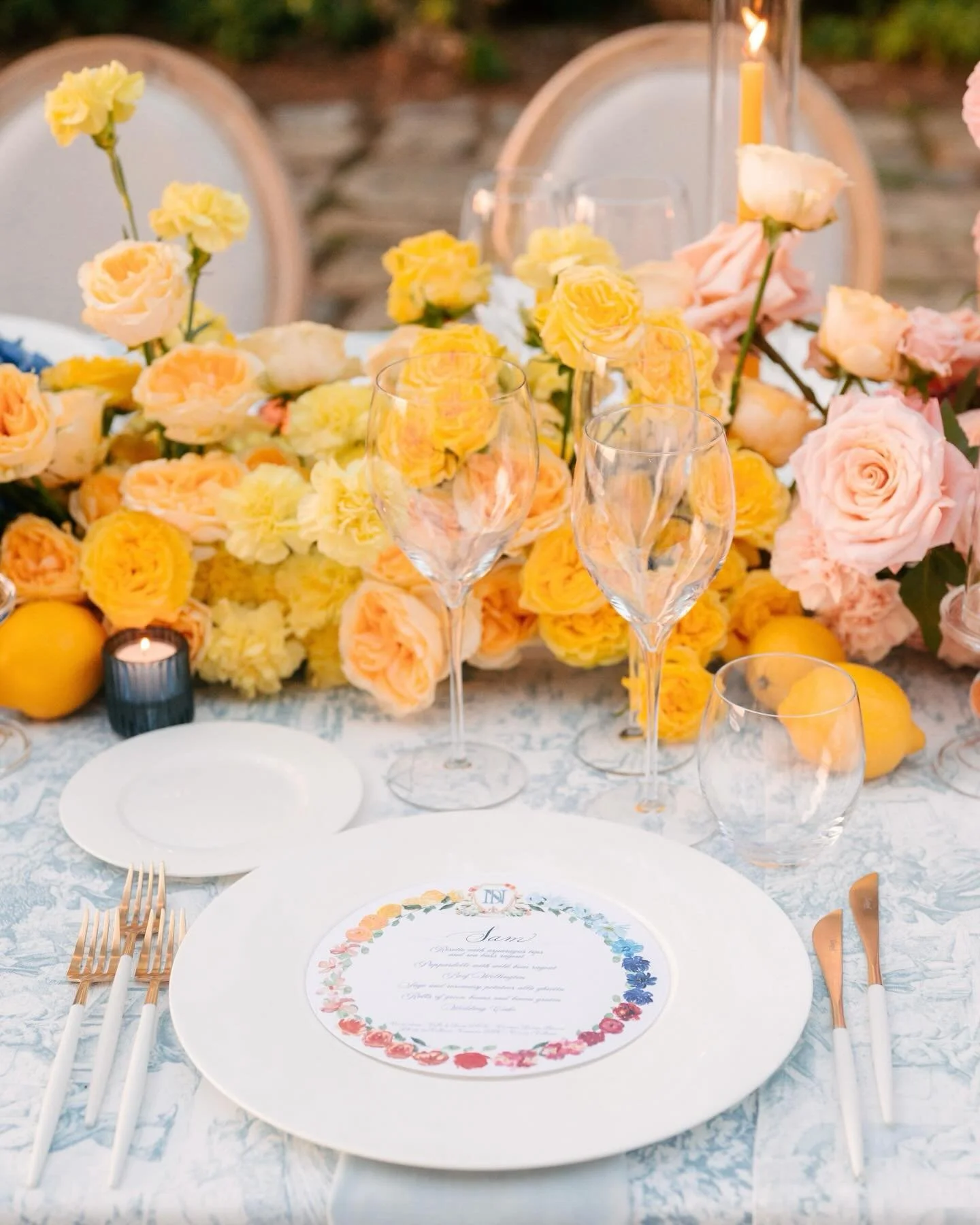 Color as a statement.
Nicola and David at @tenutadisticciano .

An opulent floral arch in the garden, unapologetically vibrant, textured, alive.

A table that didn&rsquo;t follow one tone, but many, layered with intention, every seat part of the comp