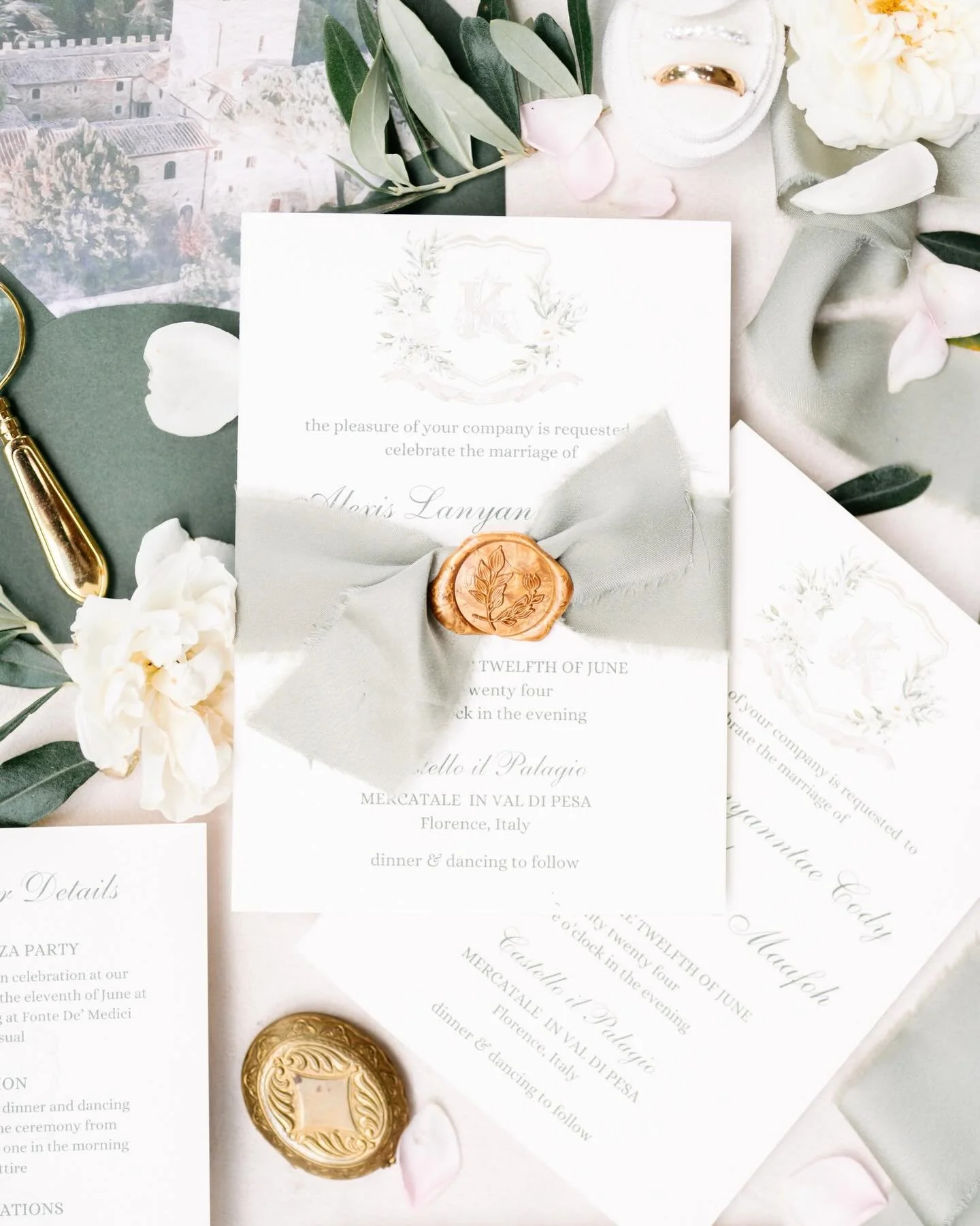 Modern elegance, sealed in wax.
The wedding suite of Alexis &amp;
Curtis. 

Wp: @originaltuscanwedding 
Photographer: @landvphotography 
Flowers: @violamalvadecor 
Venue: @fontedemedici_countryrelais @castelloilpalagio 
Catering: @class_ricevimenti 
