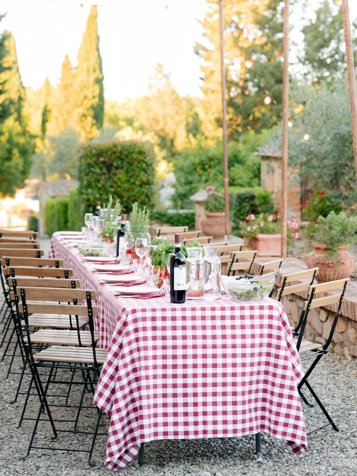 What a destination wedding welcome dinner in Tuscany actually looks like.
Sarah &amp; Thomas kicked things off with checkered tables, wild herbs, wood-fired pizza made on the spot, and plenty of local wine flowing under the Tuscan sky.
Intimate, a li