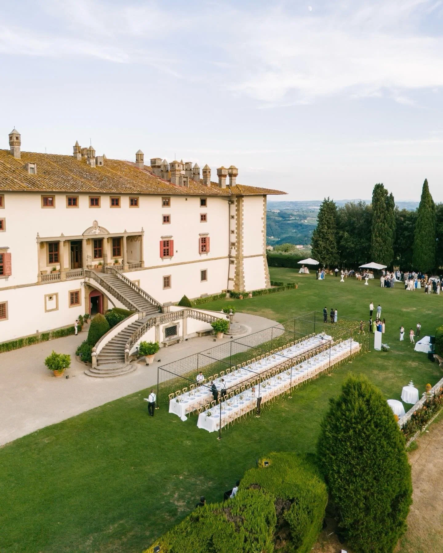 Flowers, candlelight, and that golden Tuscan glow made Laura &amp; Matthias&rsquo; reception at Villa @artimino feel like pure magic!

Wp: @giuliaalessandri 
Venue: @artimino 
Photographer: @landvphotography 
Video: @altevedute 
Flowers: @flowerslivi